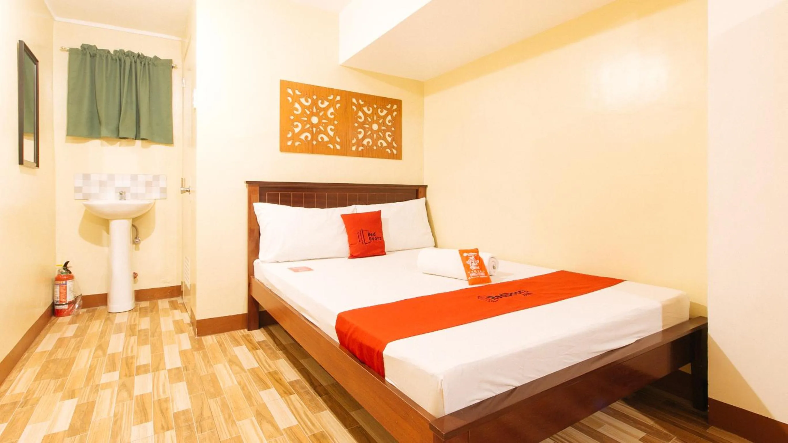 Bed in RedDoorz near PNR Espana Station