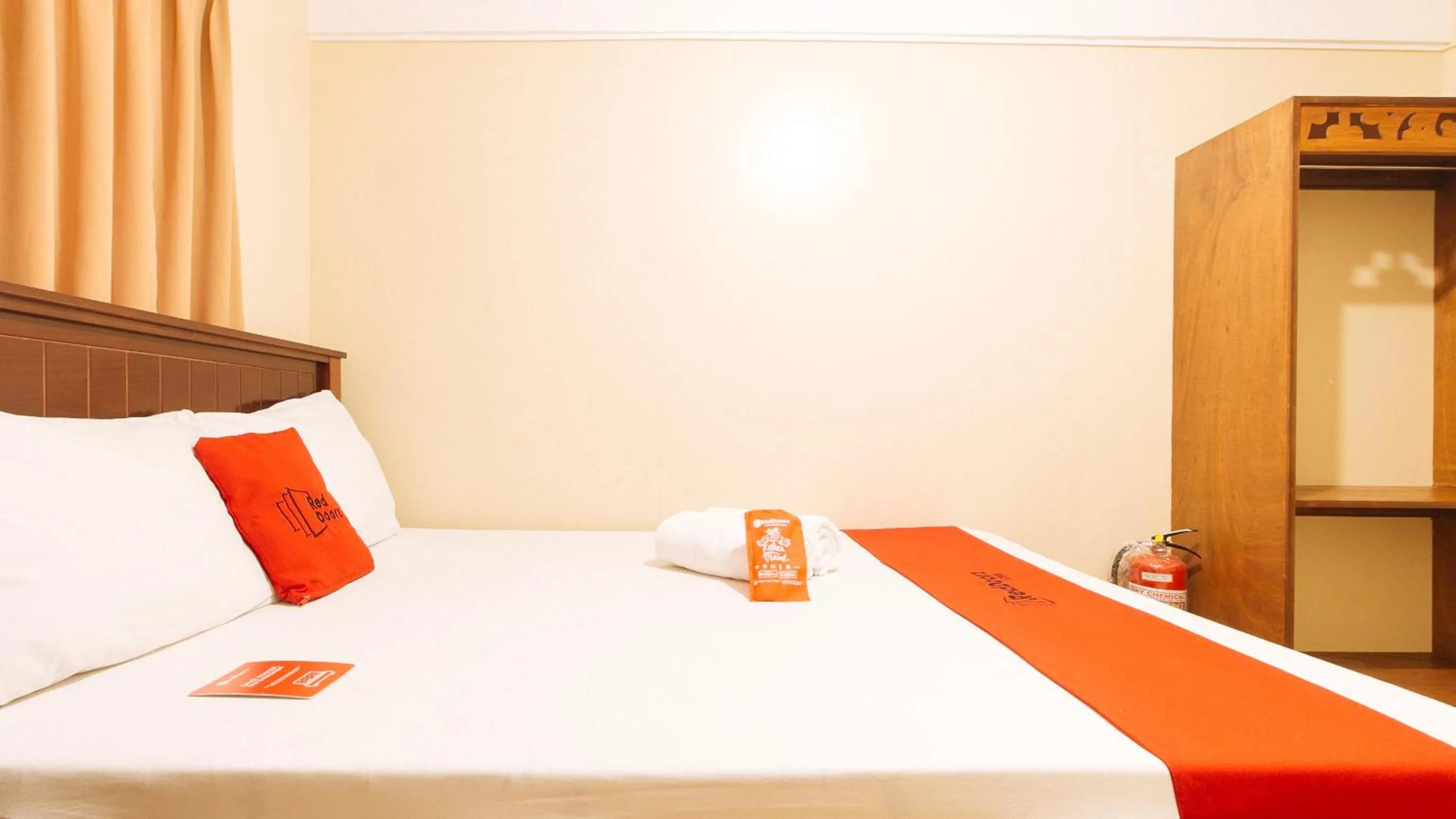 Bedroom, Bed in RedDoorz near PNR Espana Station