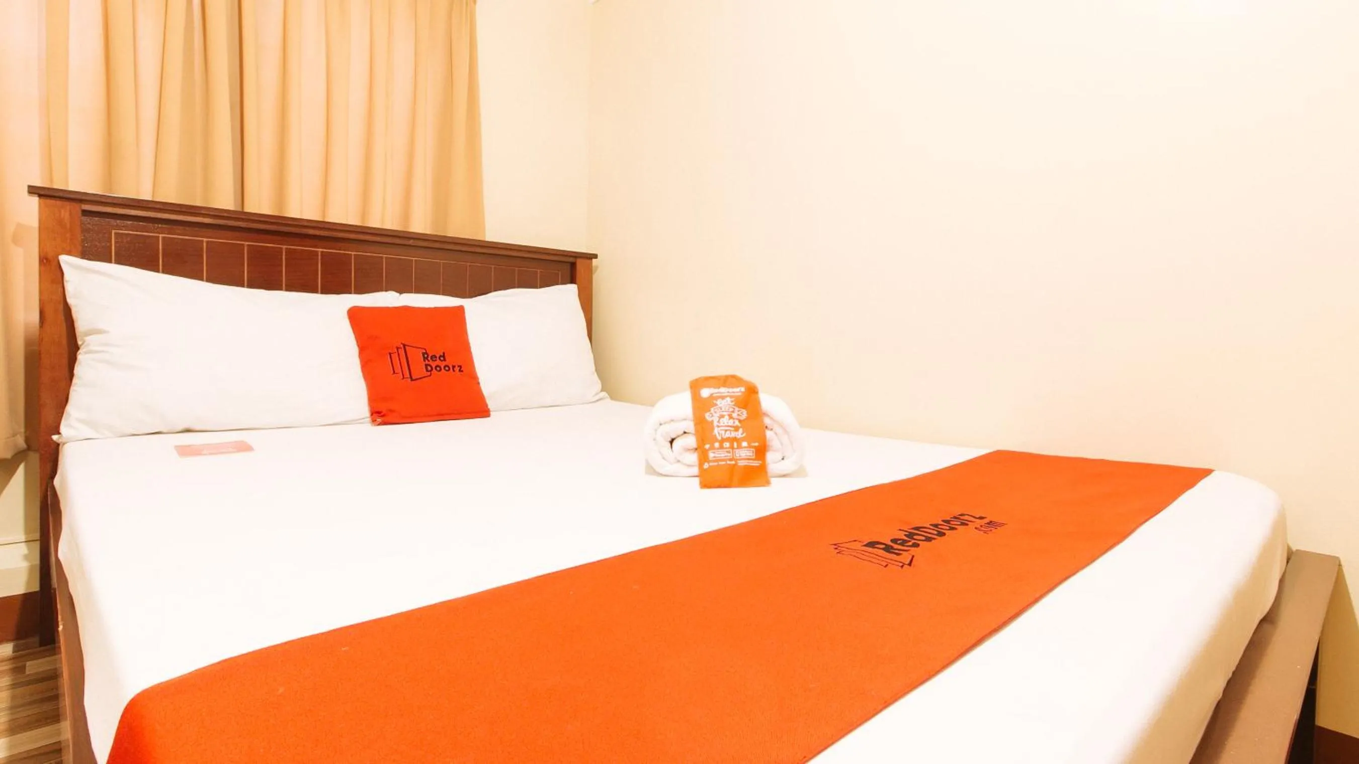 Bed in RedDoorz near PNR Espana Station