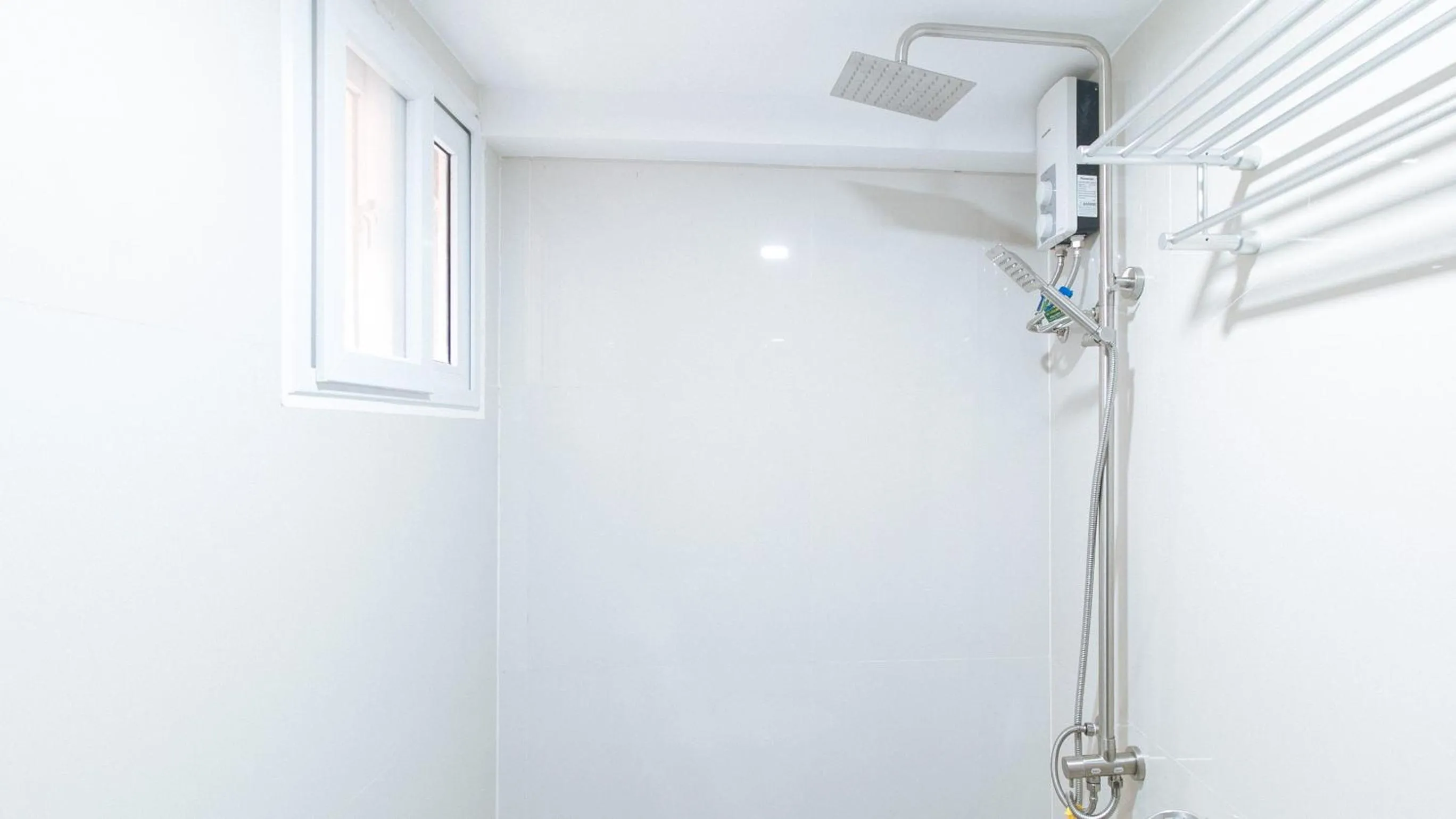 Shower in RedDoorz near PNR Espana Station