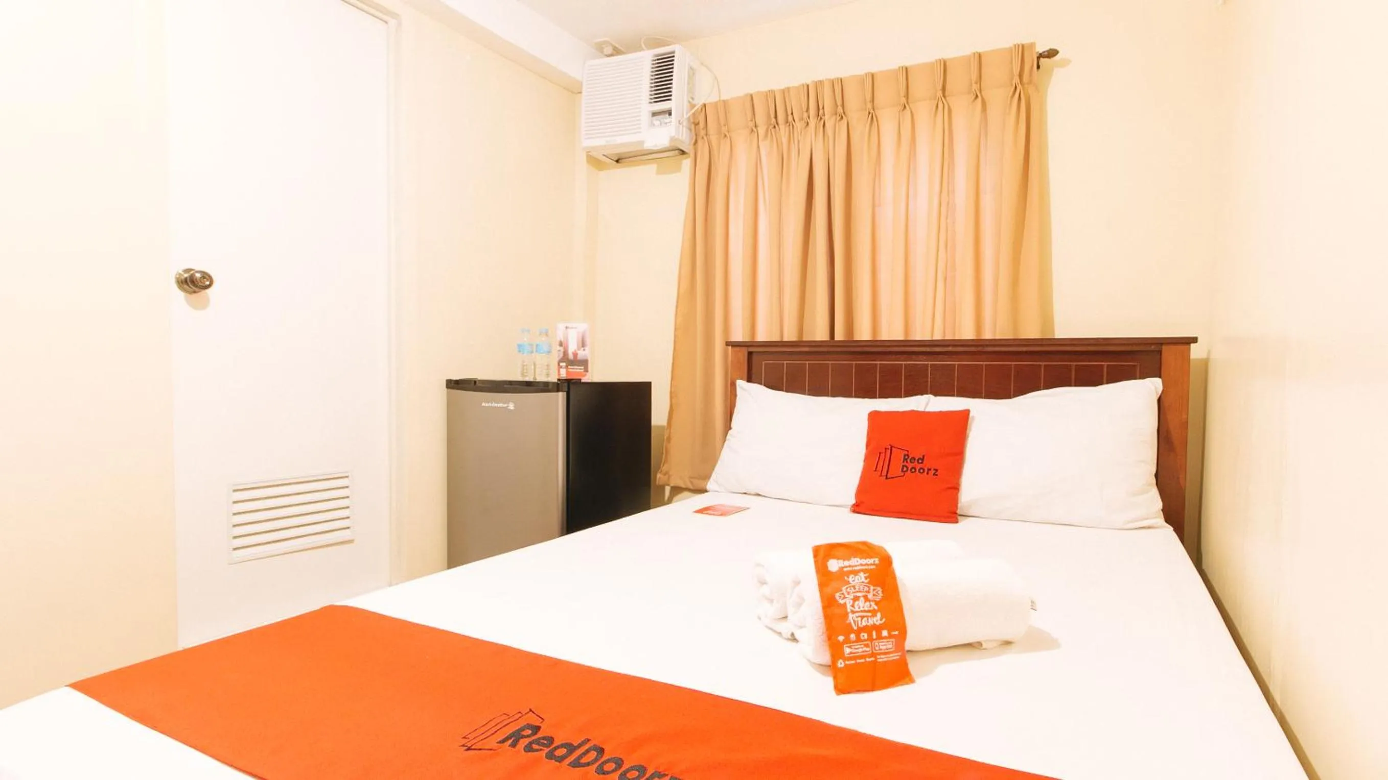 Bed in RedDoorz near PNR Espana Station