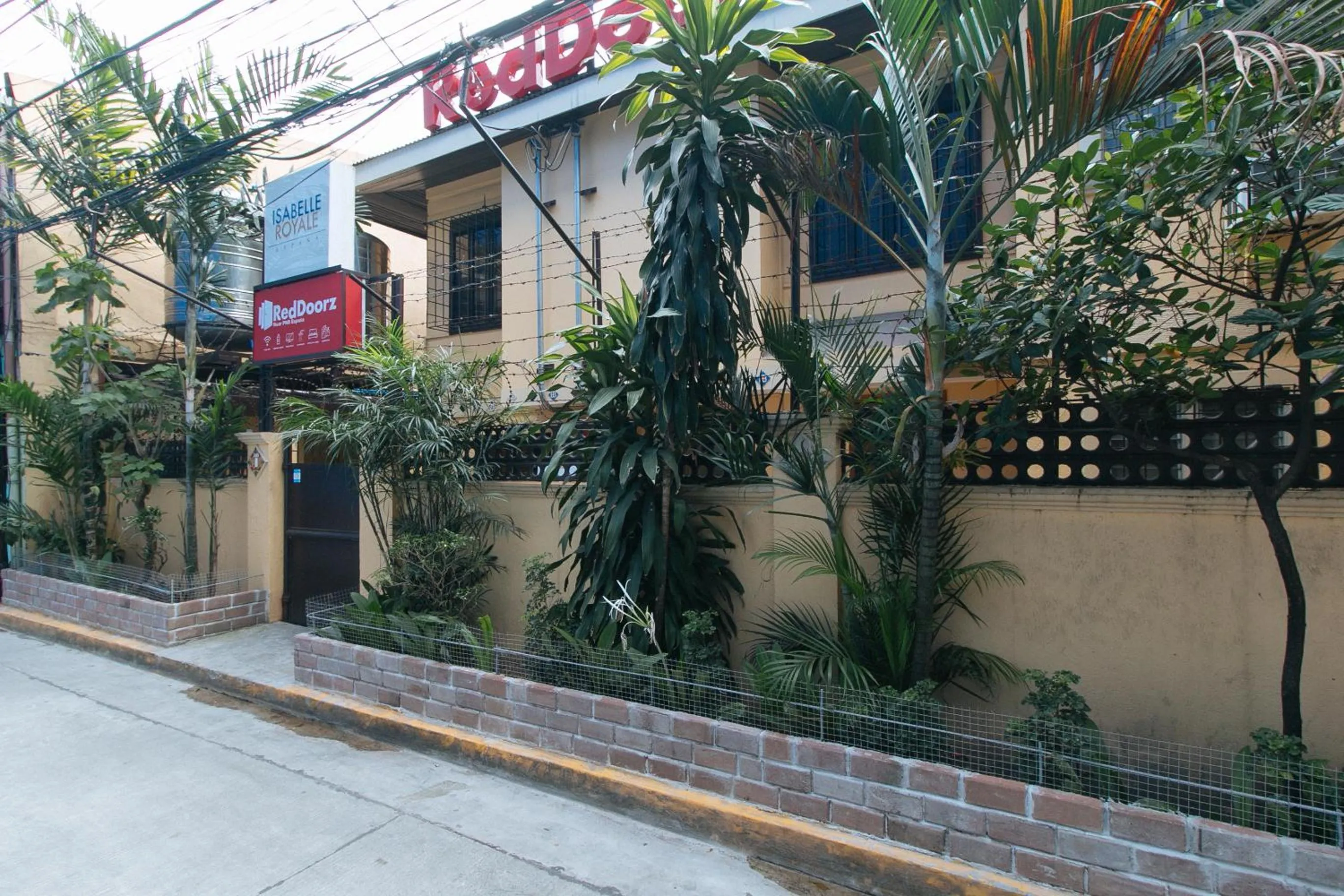 Property building in RedDoorz near PNR Espana Station