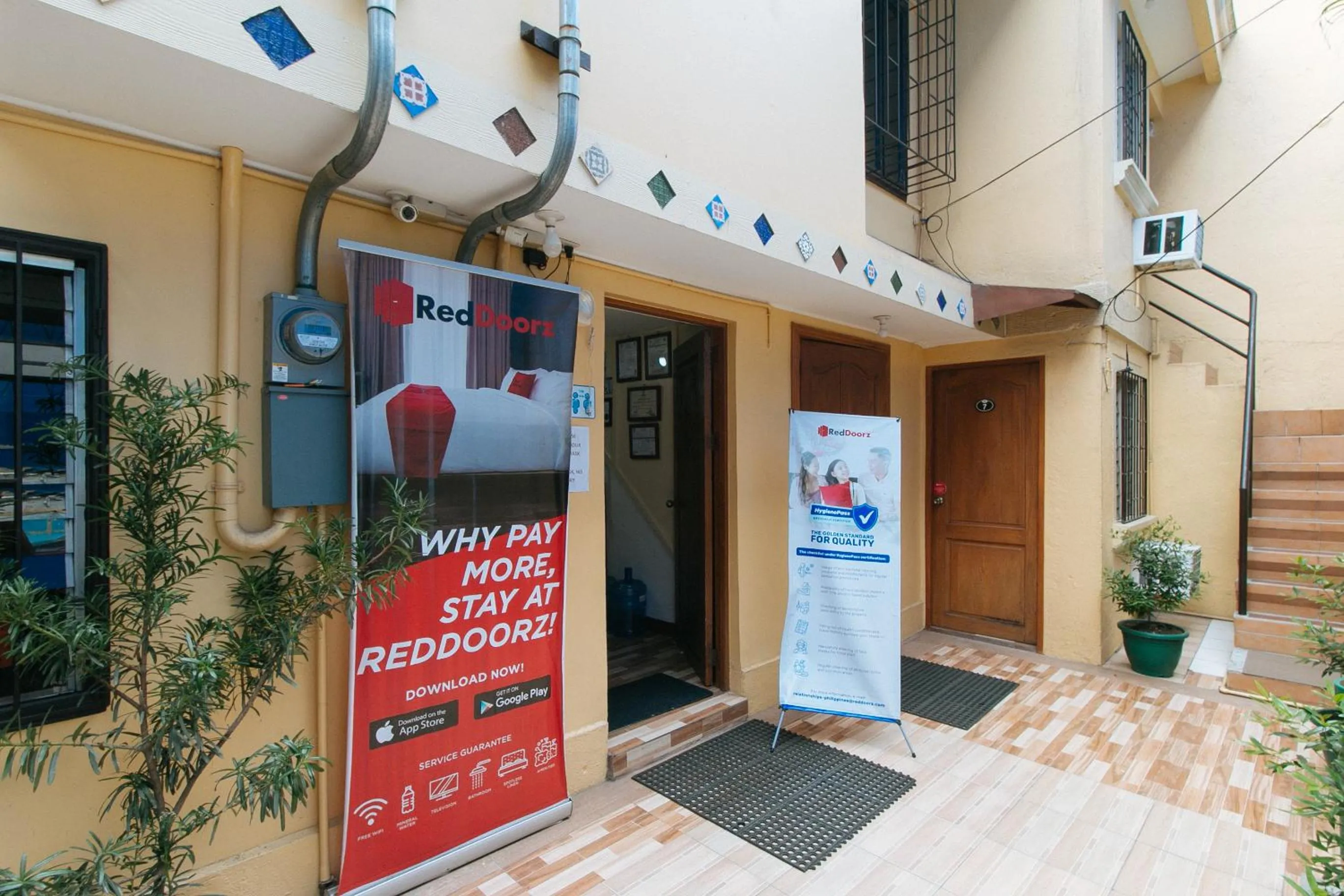 Facade/entrance in RedDoorz near PNR Espana Station