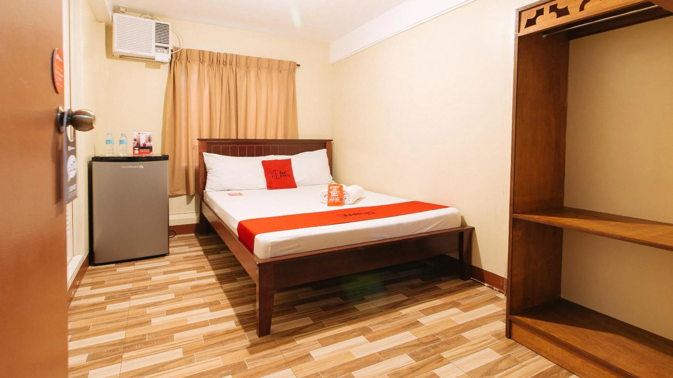 Bed in RedDoorz near PNR Espana Station