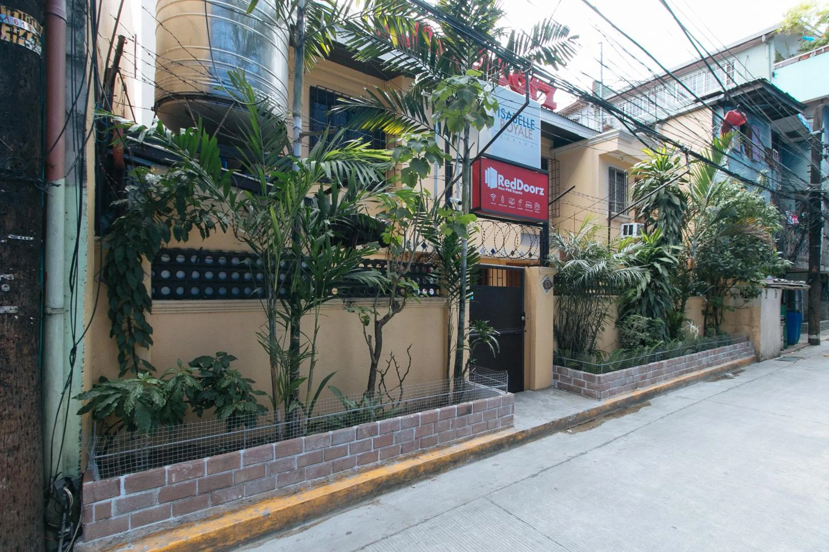 Property building in RedDoorz near PNR Espana Station