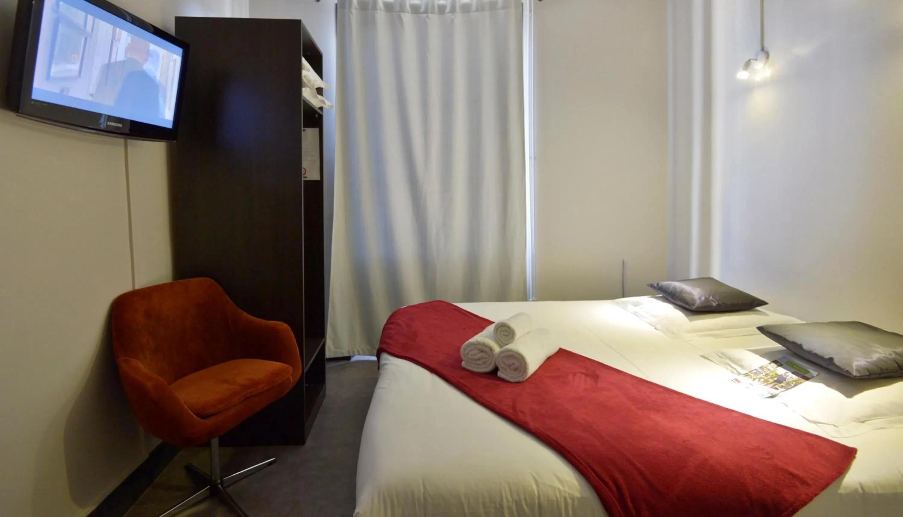 Property building, TV/Entertainment Center in AU CHABICHOU