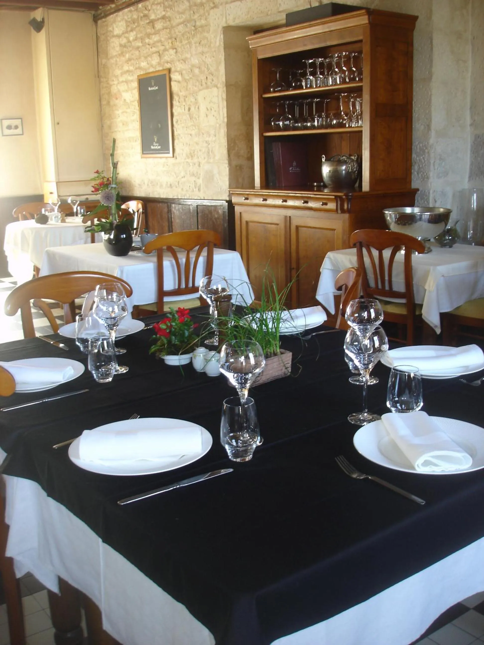 Property building, Restaurant/Places to Eat in AU CHABICHOU