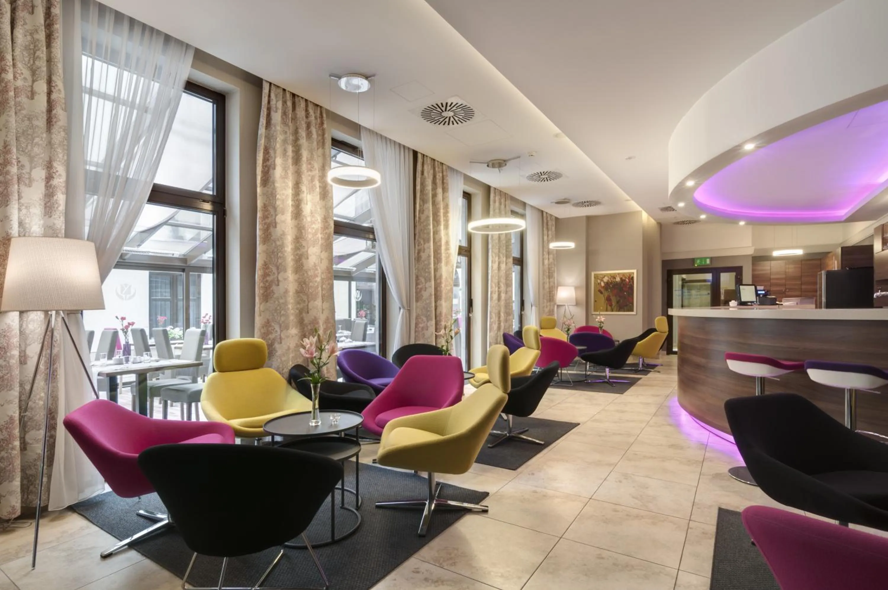 Lounge or bar in Golden Tulip Krakow City Center