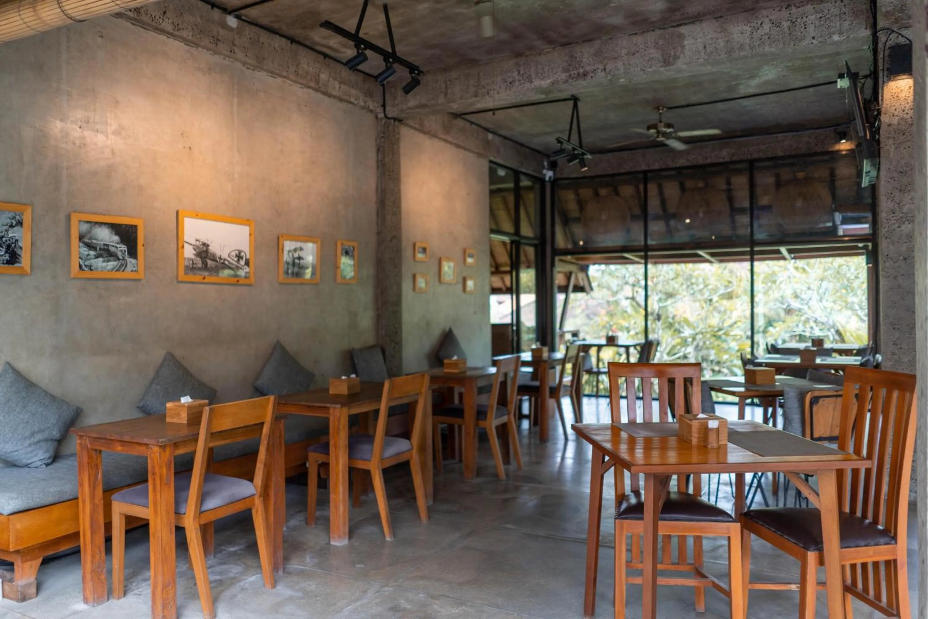 Restaurant/places to eat in The Sender Pool Suites