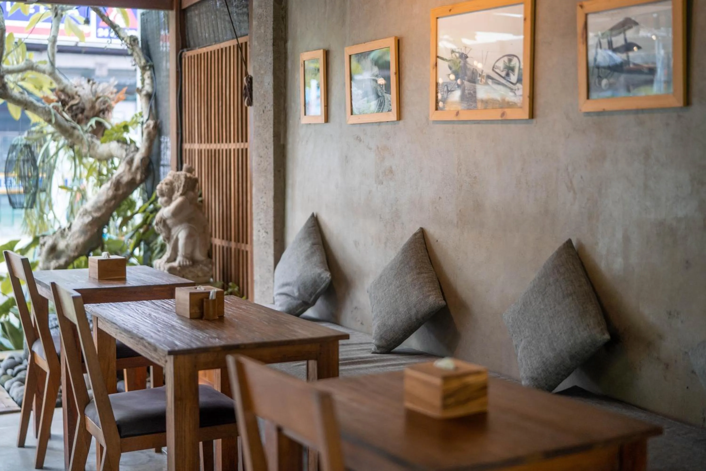 Restaurant/places to eat in The Sender Pool Suites