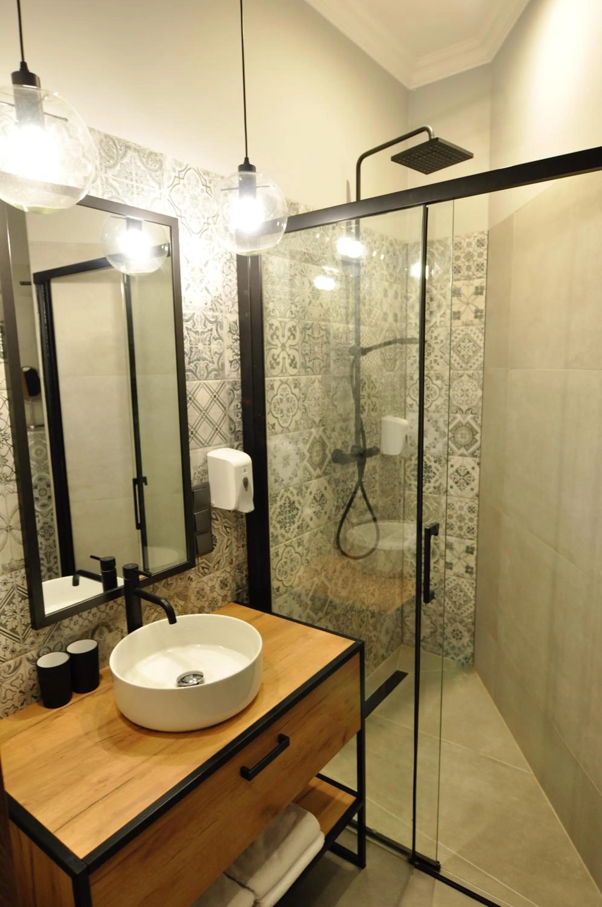 Shower in Piotrkowska 89 Residence