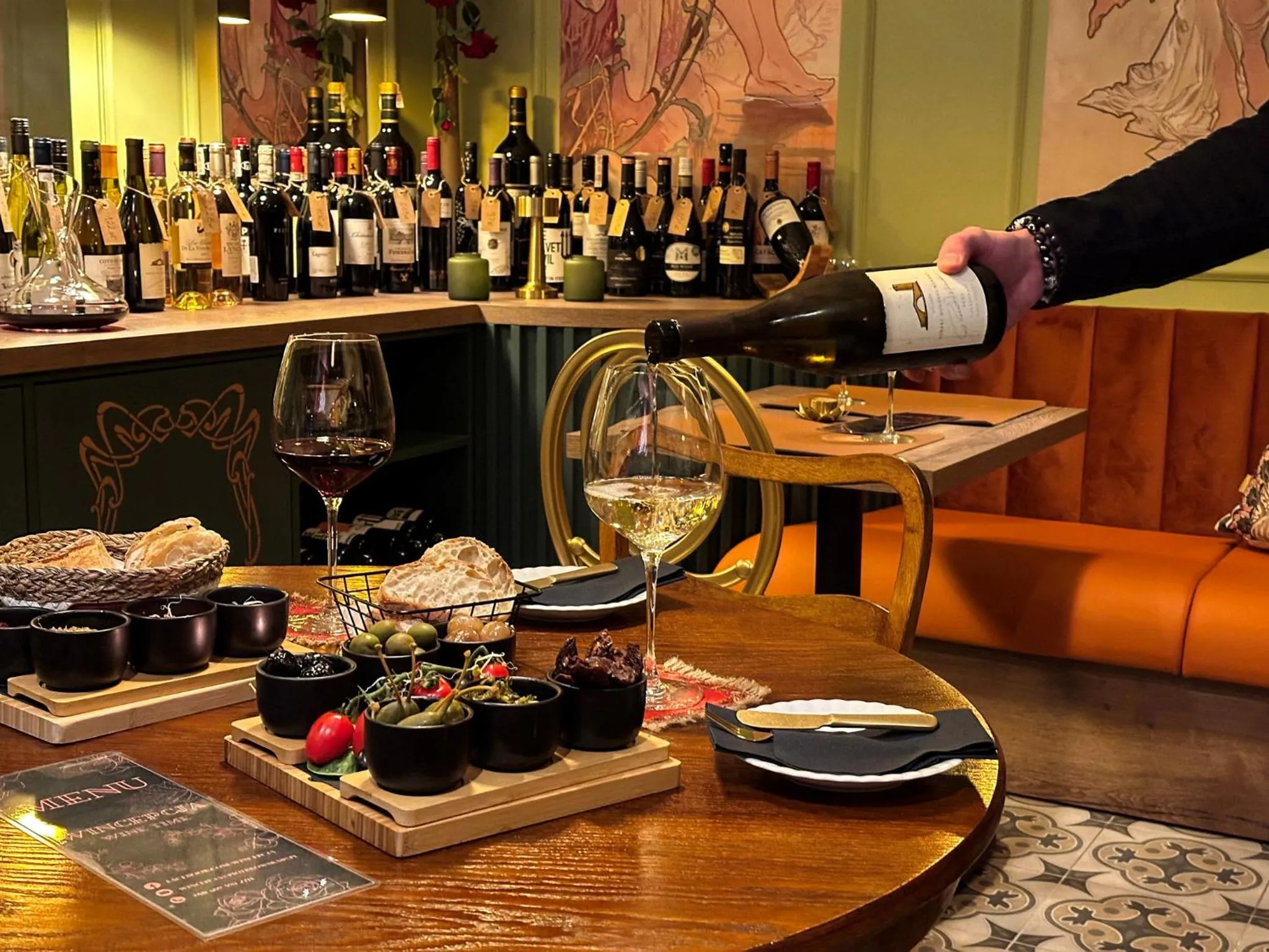 Restaurant/places to eat in Piotrkowska 89 Residence