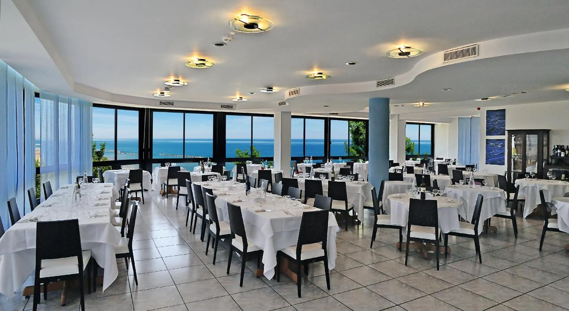 Restaurant/places to eat in Hotel Venus