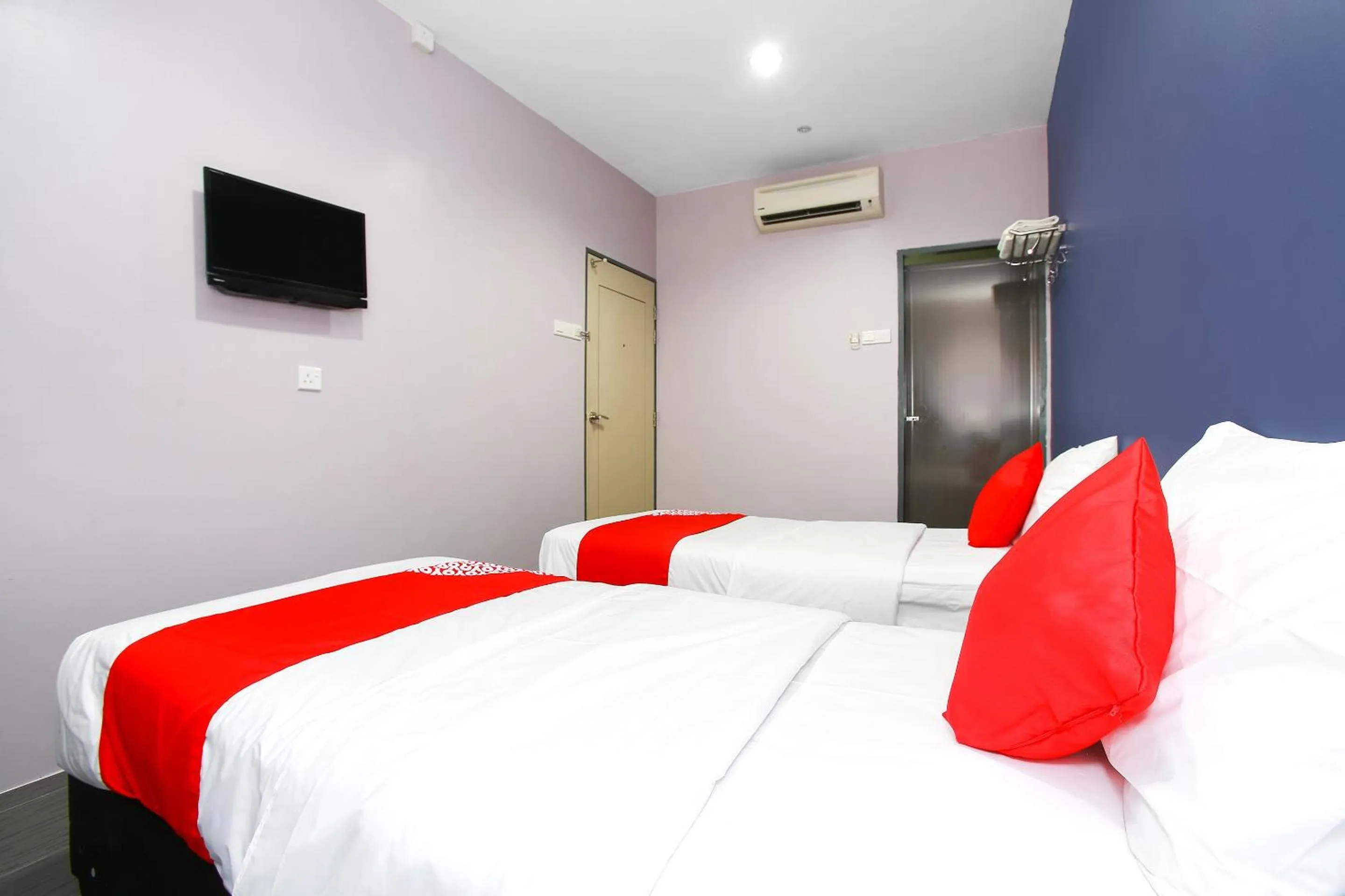 Bedroom in OYO 89332 De Hotel