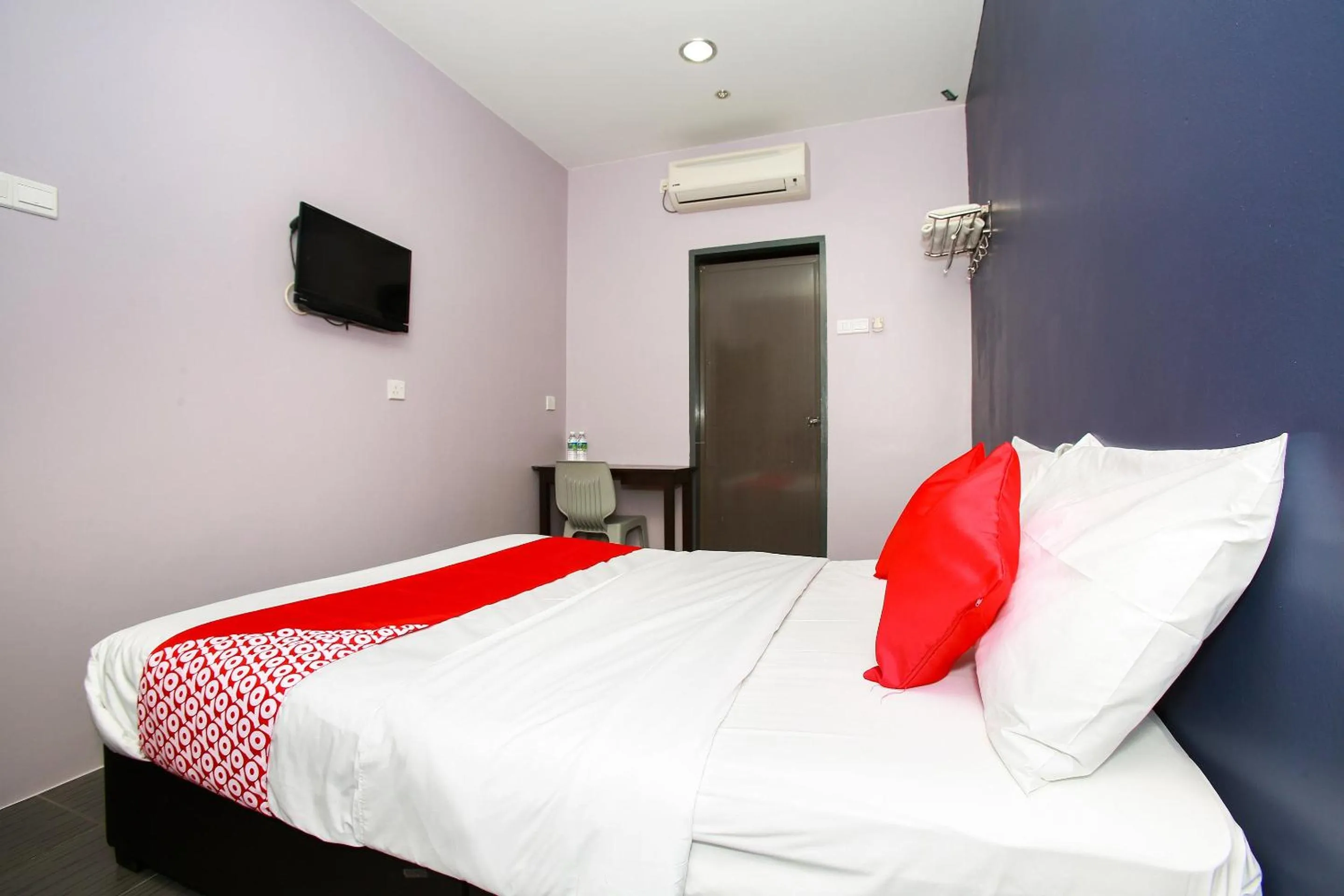 Bedroom in OYO 89332 De Hotel