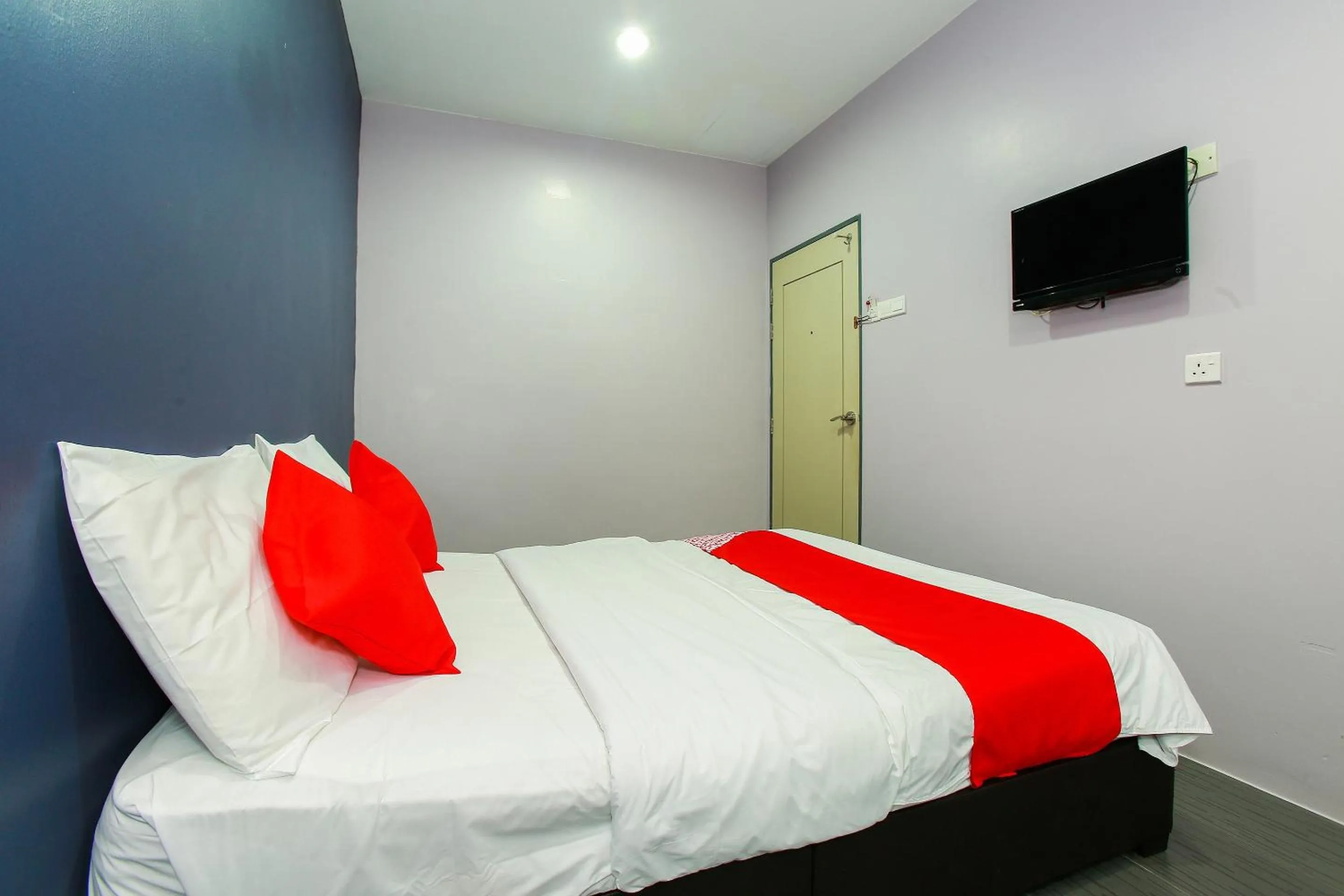 Bedroom in OYO 89332 De Hotel