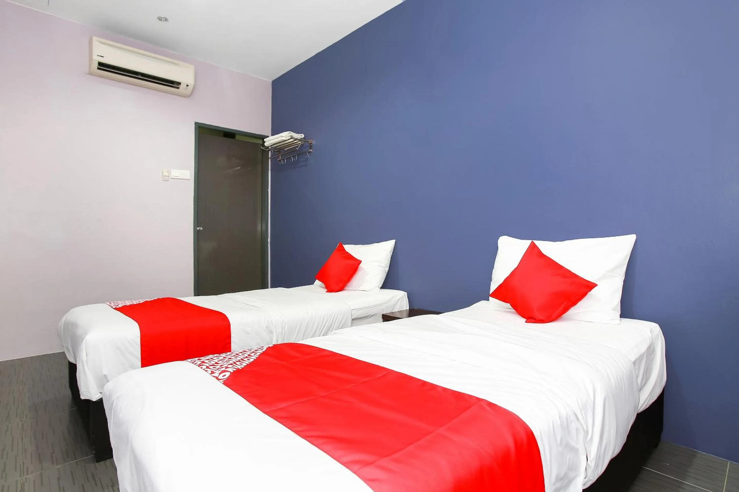 Bedroom in OYO 89332 De Hotel