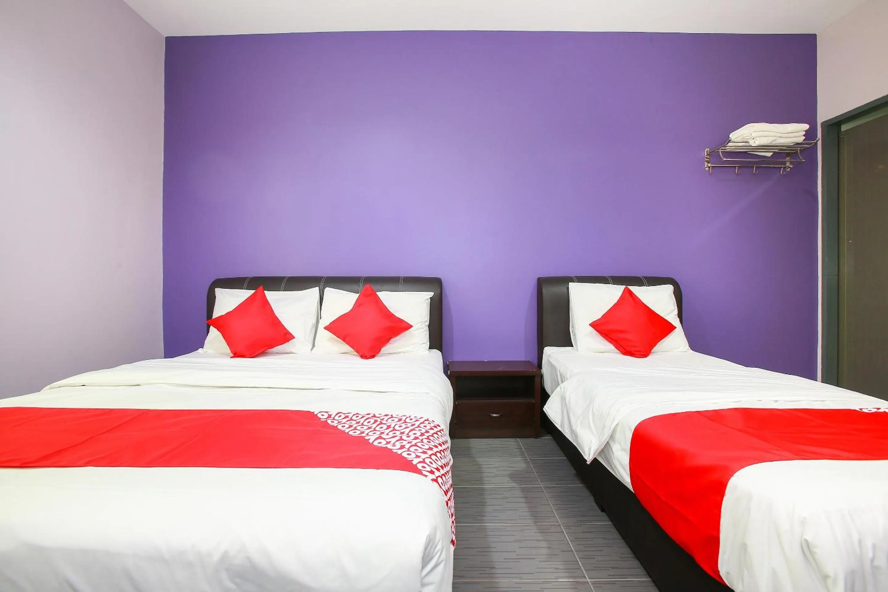 Bedroom in OYO 89332 De Hotel