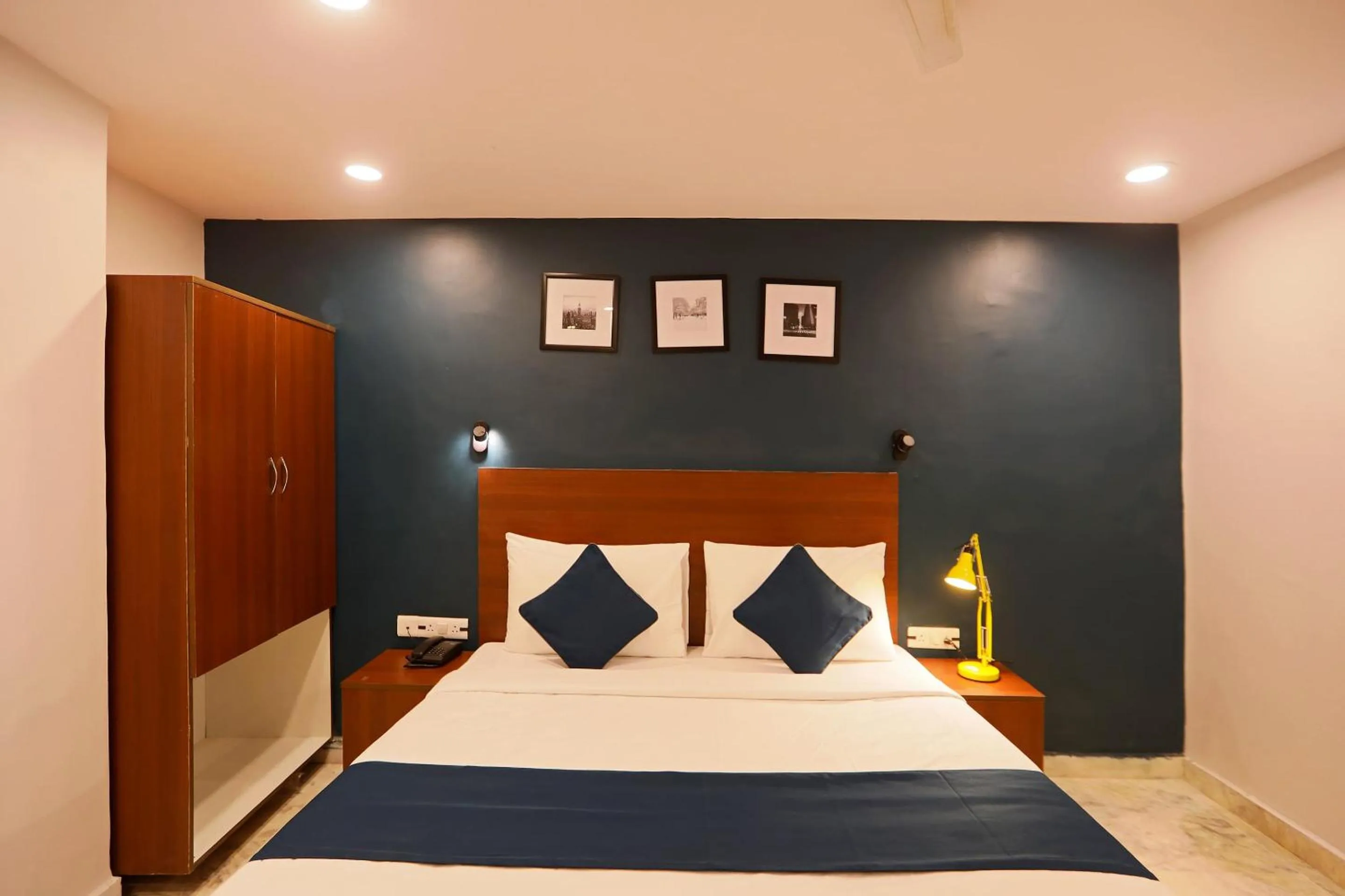 Bedroom, Bed in Super HOTEL SILVERKEY NEAR LIC BUILDING MAIN RD KHODA NEXT TO SHYAM OIL