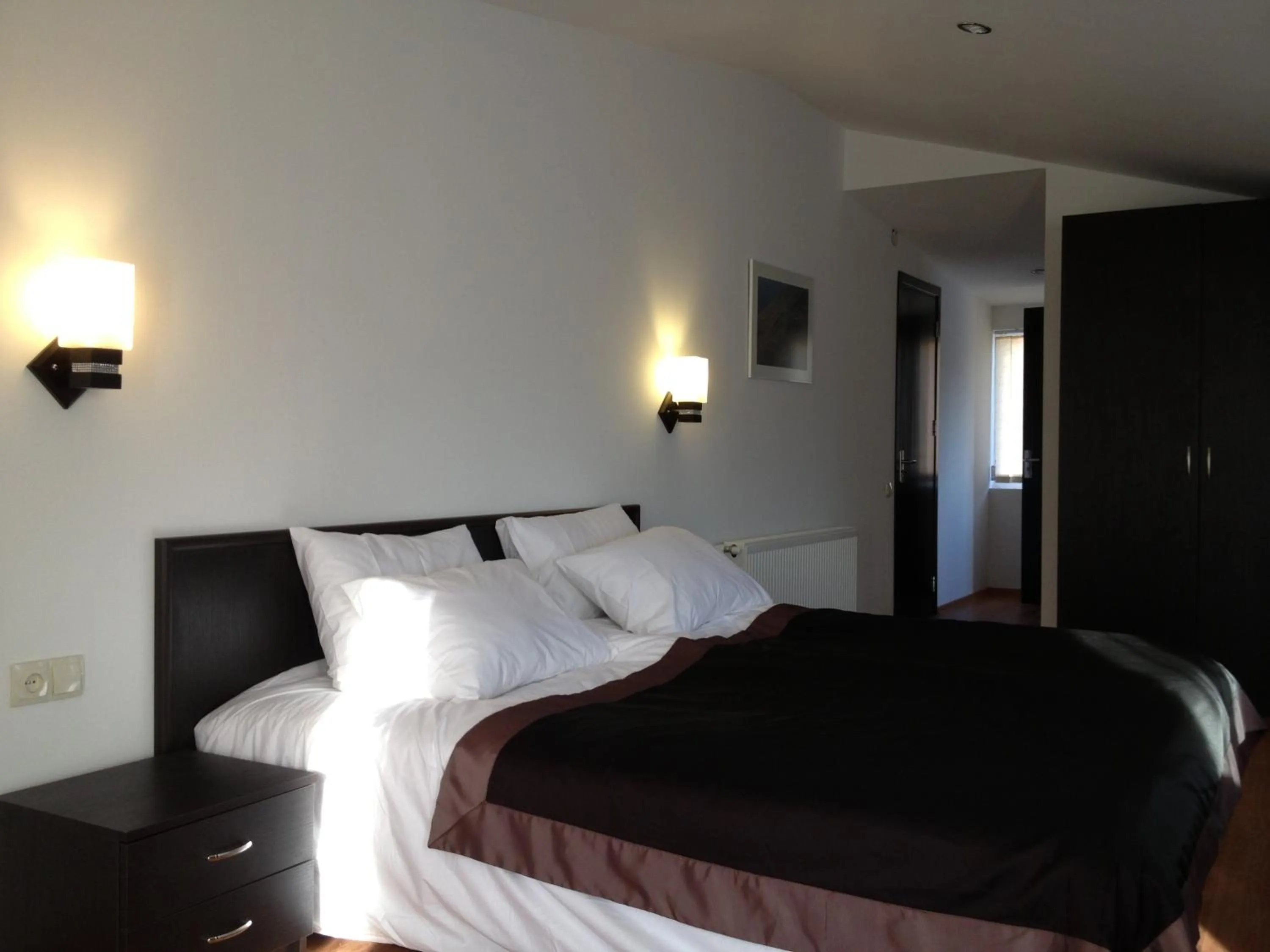 Bedroom, Bed in Hotel Corner