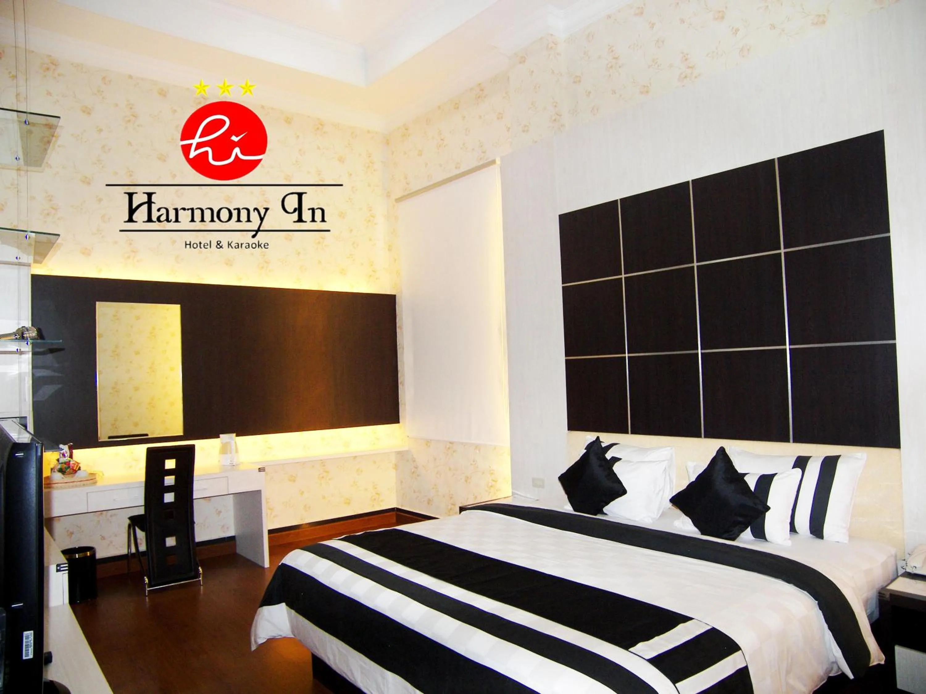 Bedroom, Bed in Hotel Harmony In & Karaoke