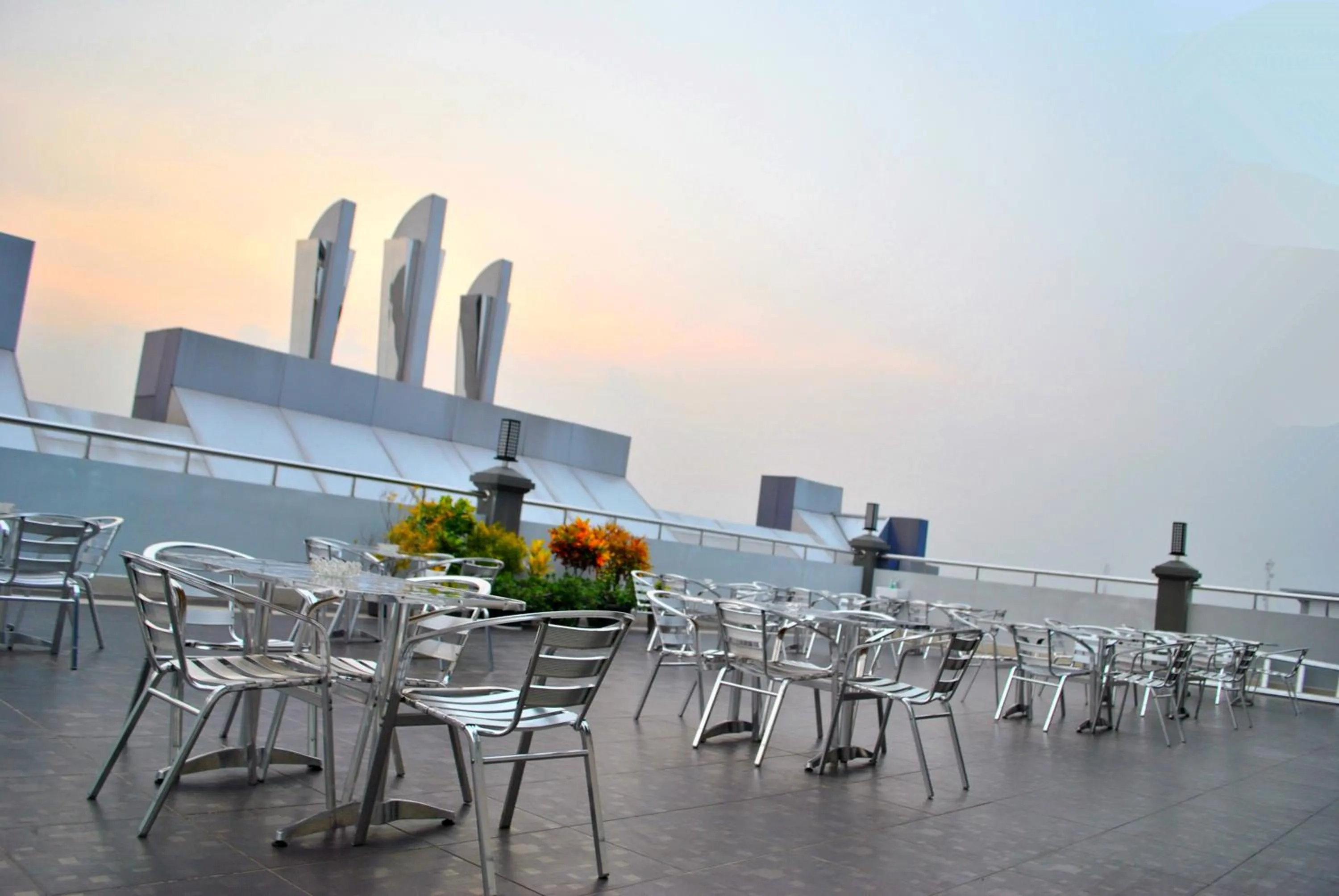 Restaurant/places to eat in Hotel Harmony In & Karaoke