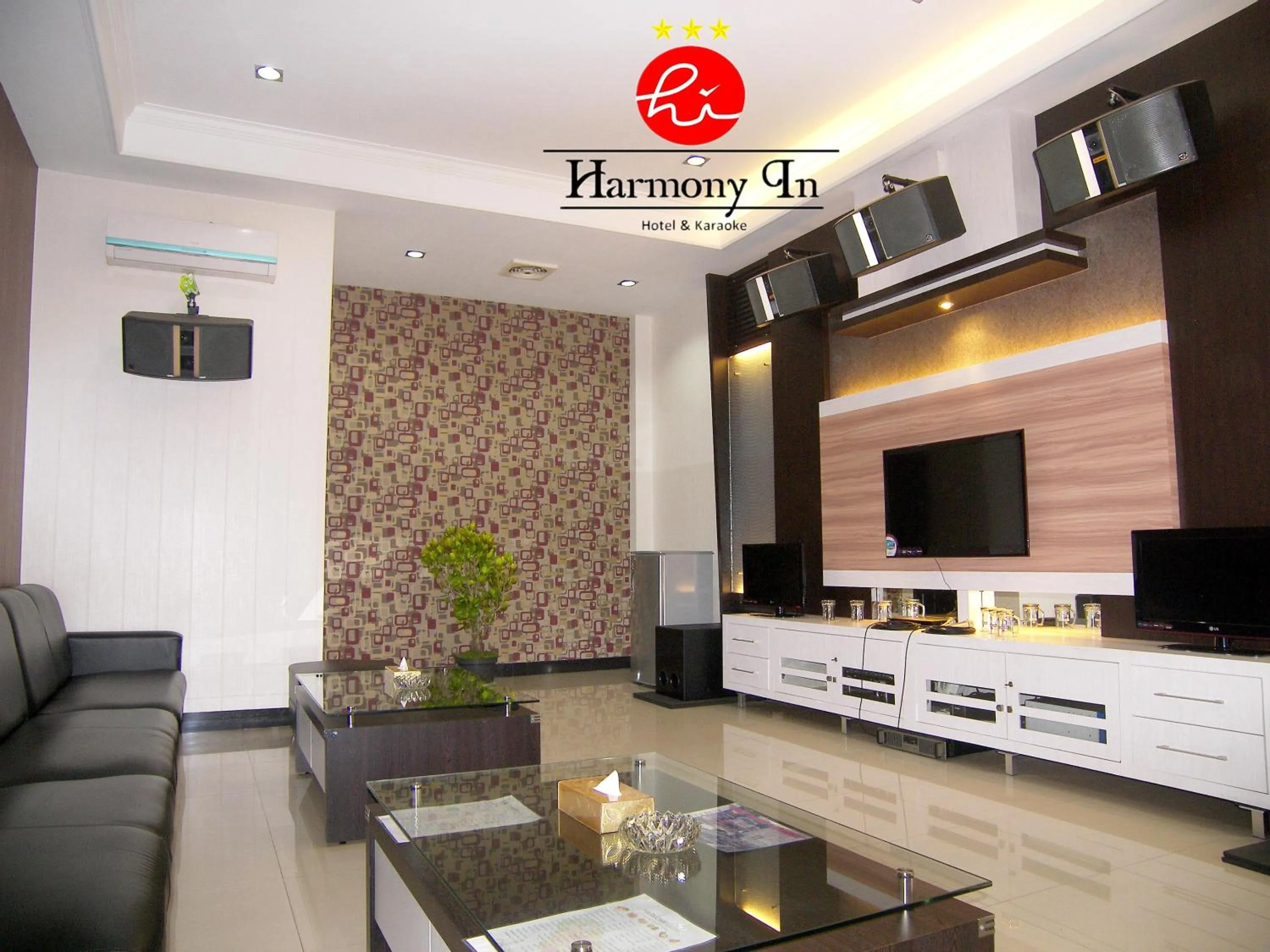Karaoke in Hotel Harmony In & Karaoke