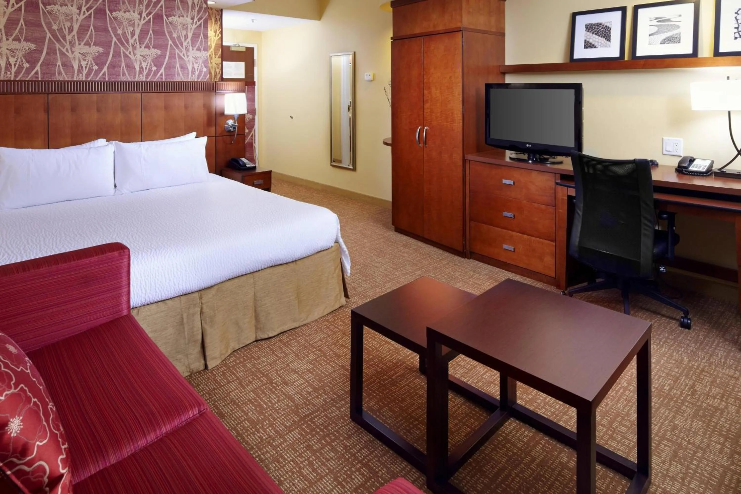 Photo of the whole room, Bed in Courtyard Tampa Oldsmar