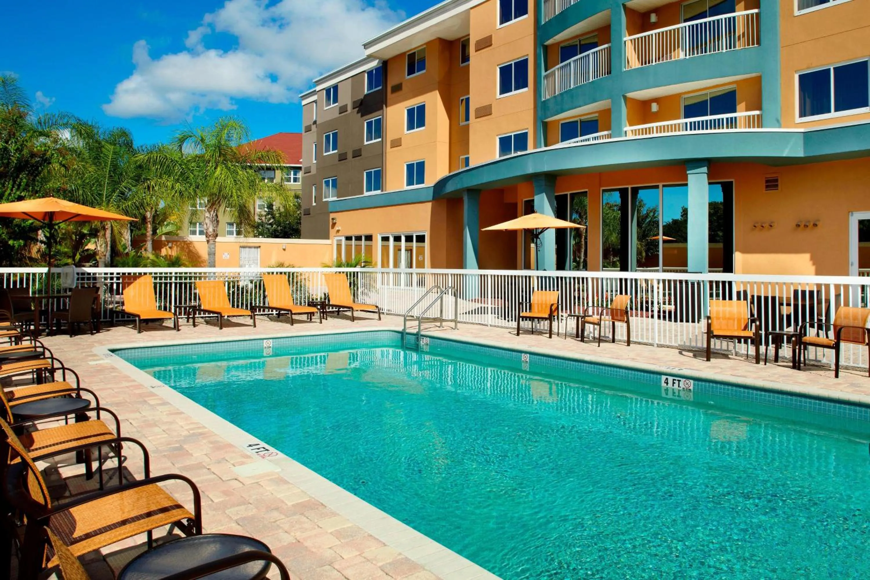Swimming pool in Courtyard Tampa Oldsmar