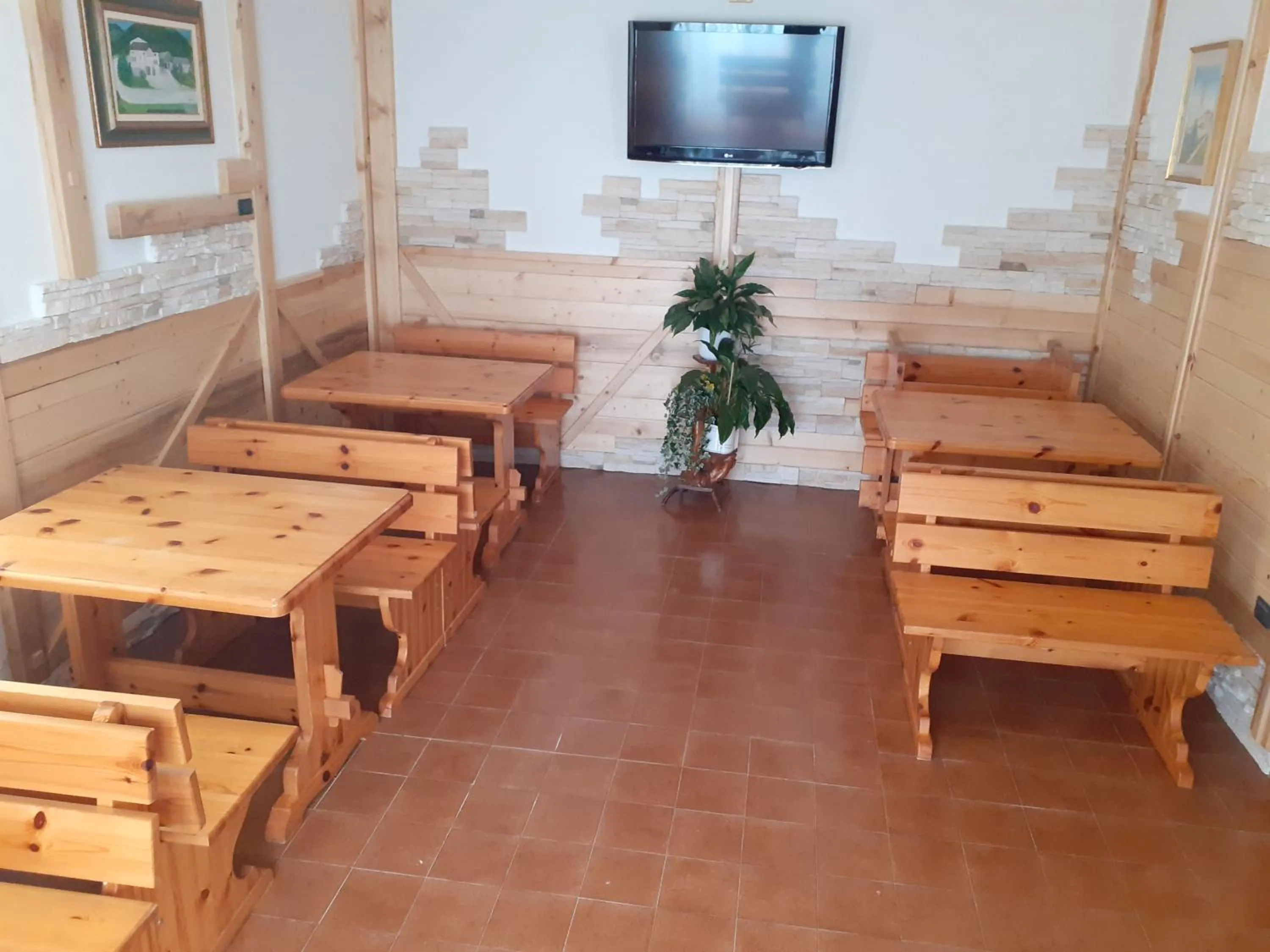 Communal lounge/ TV room in Hotel Aurora