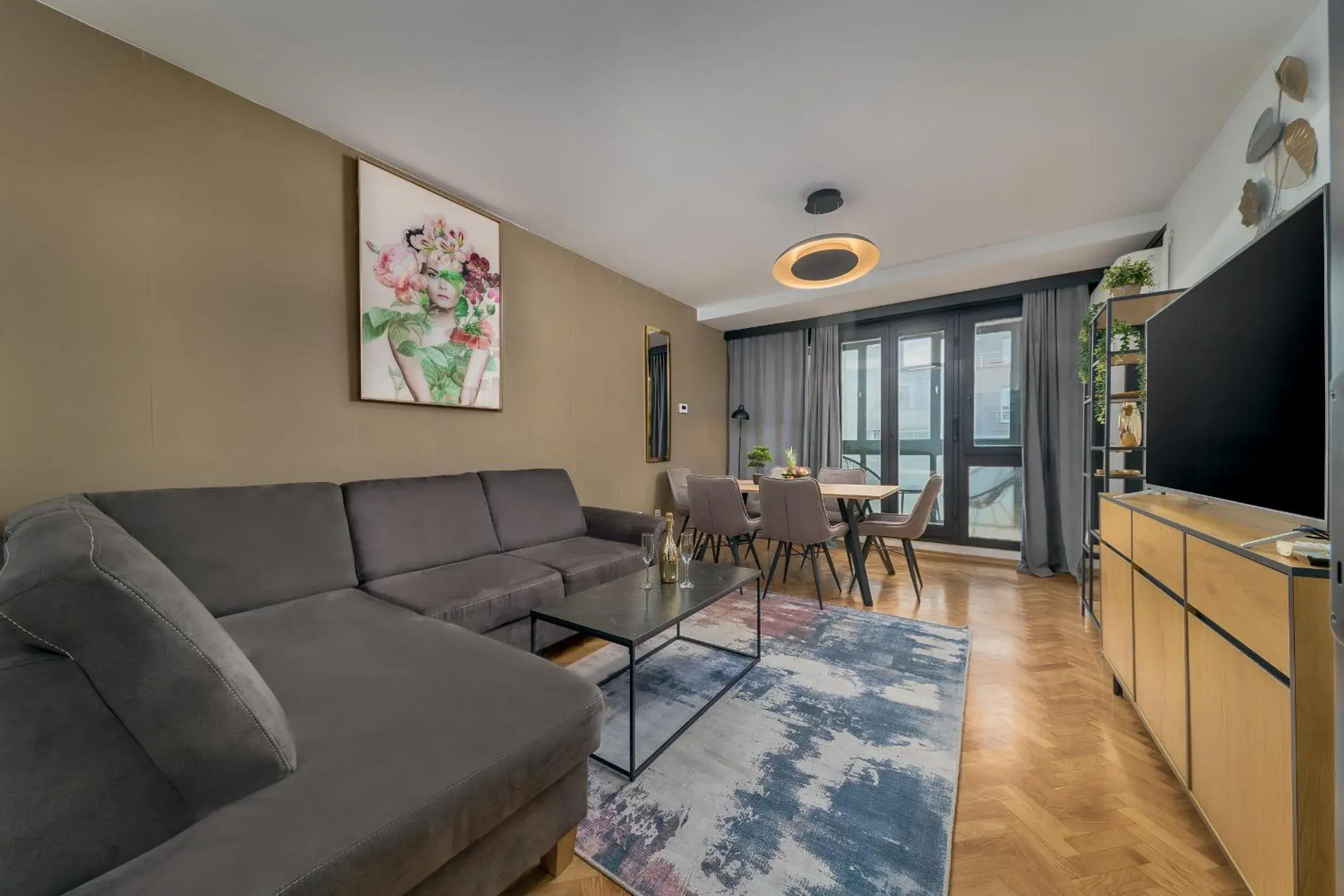 Two-Bedroom Deluxe Apartment with Balcony in Madison Luxury Apartments & Rooms Two-Bedroom Deluxe Apartment with Balcony in Madison Luxury Apartments & Rooms