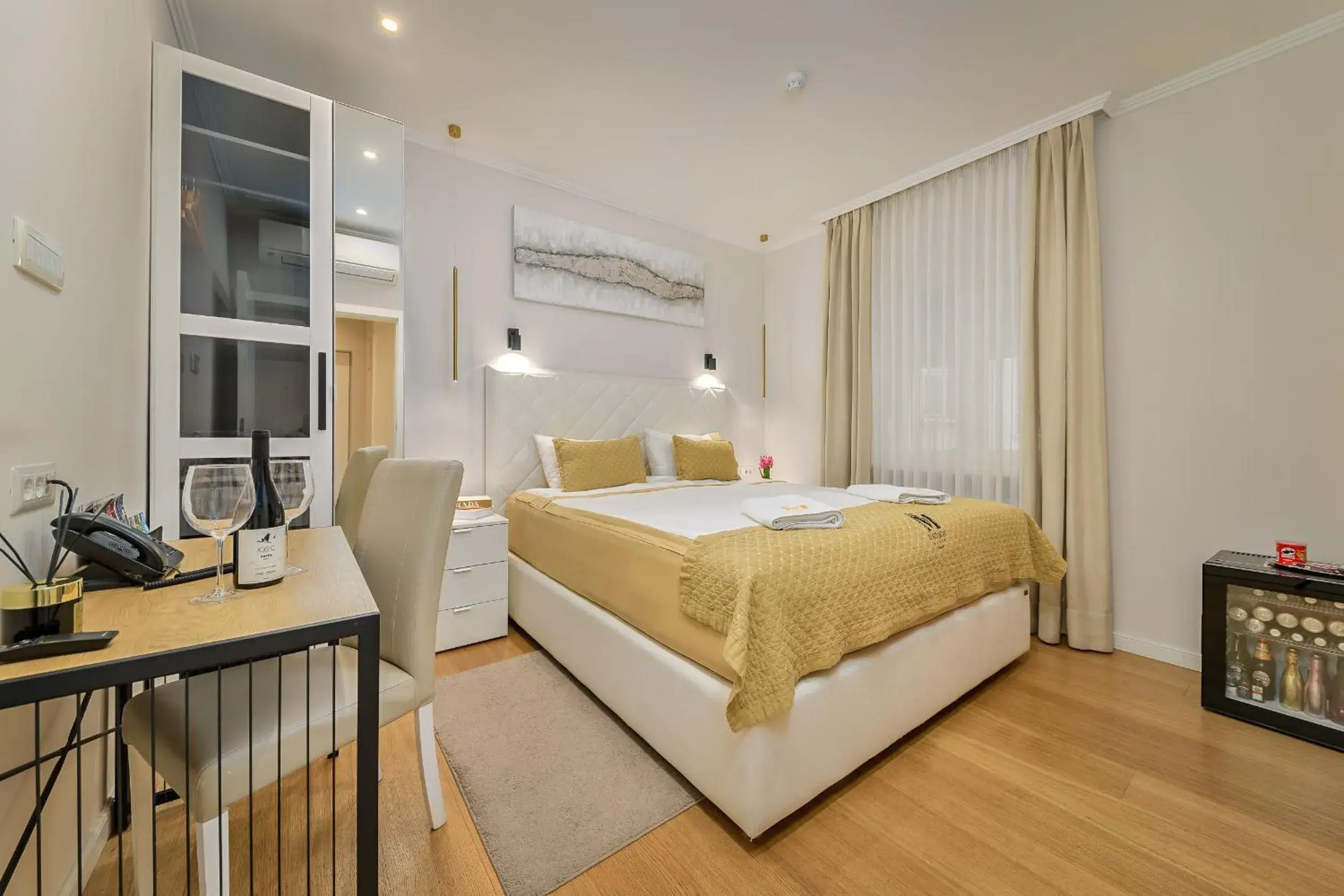 Economy Double Room - Ground Floor in Madison Luxury Apartments & Rooms Economy Double Room - Ground Floor in Madison Luxury Apartments & Rooms