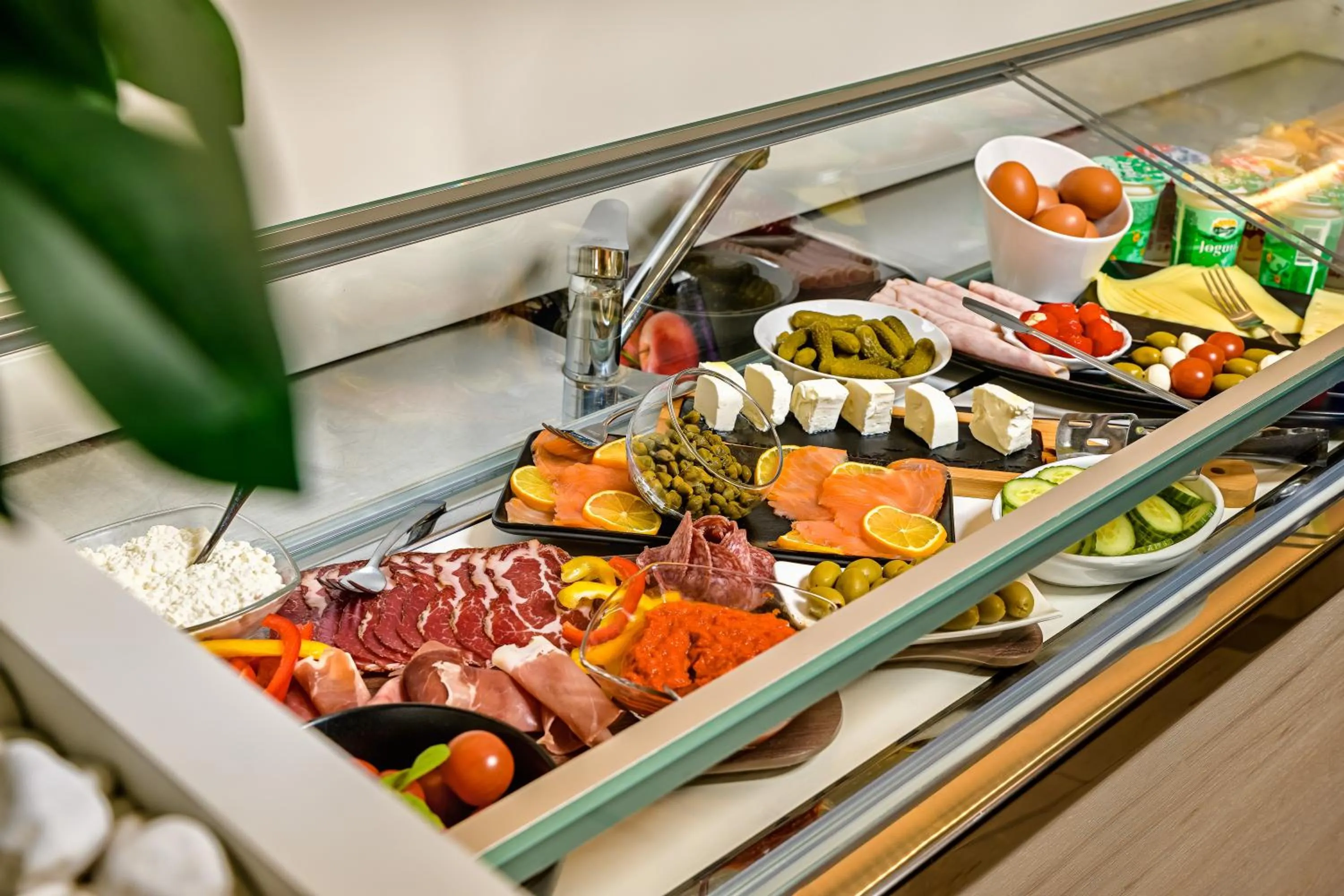 Breakfast in Madison Luxury Apartments & Rooms