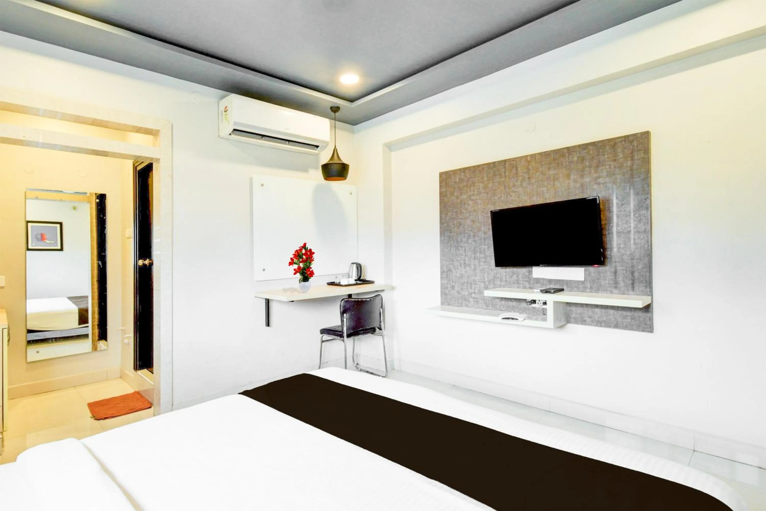 Bedroom, Bed in Super Townhouse HiTech city Hyderabad
