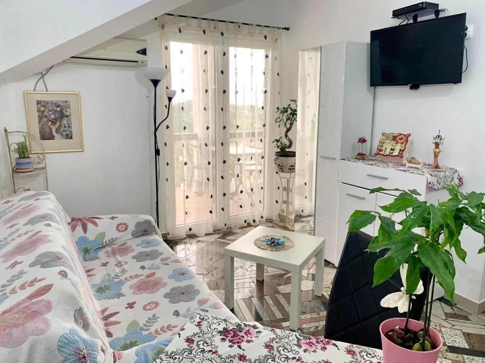 One-Bedroom Apartment with Balcony and Sea View in Apartmani Tamara One-Bedroom Apartment with Balcony and Sea View in Apartmani Tamara
