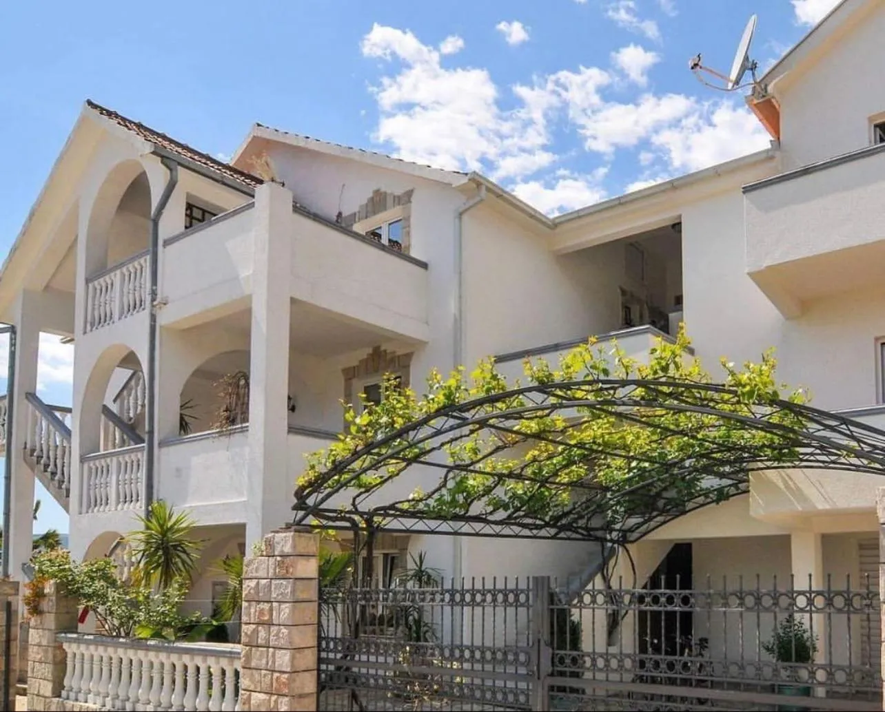 Property building in Apartmani Tamara