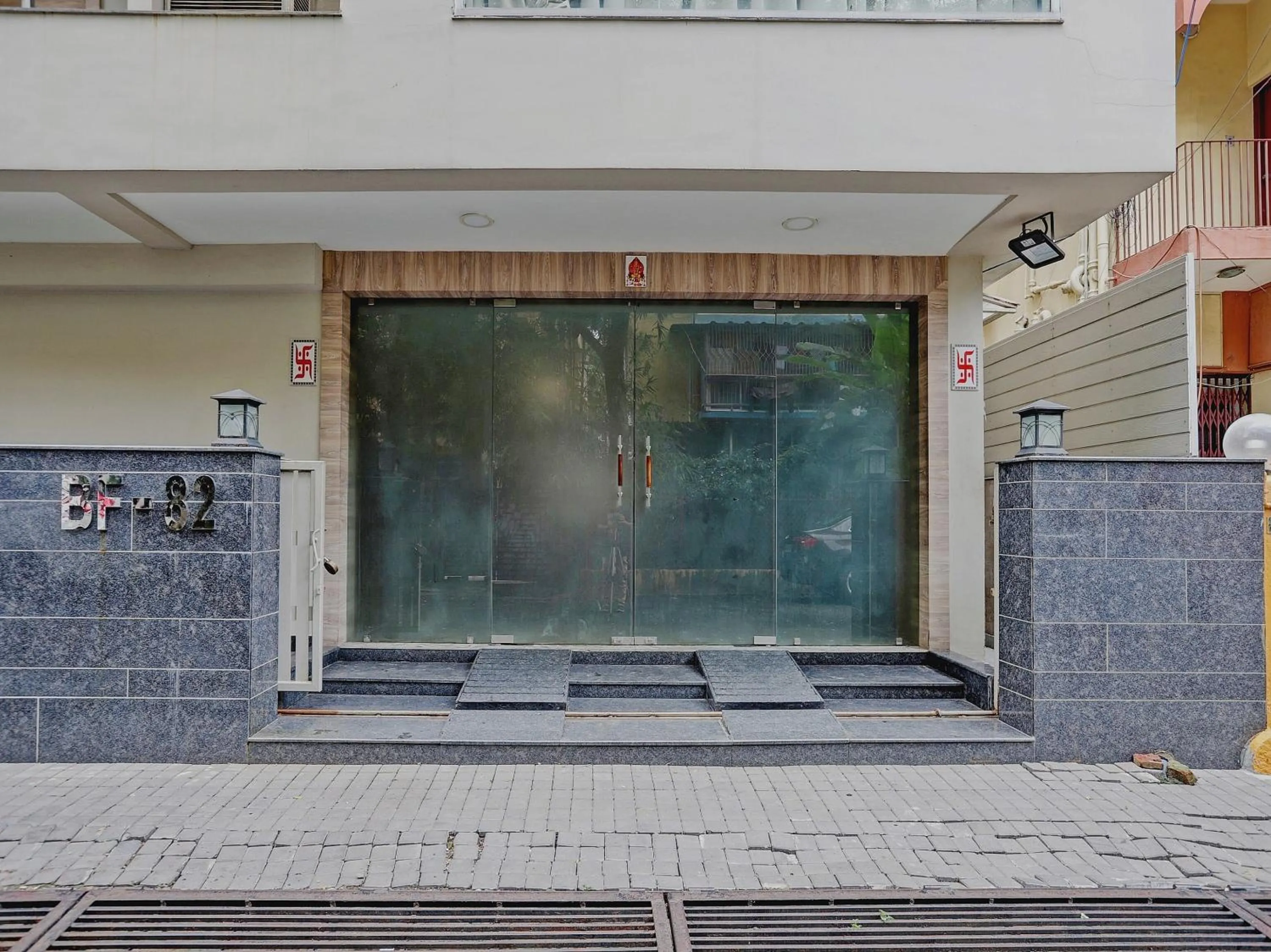 Facade/entrance in Super Townhouse OAK Shubhham Regency