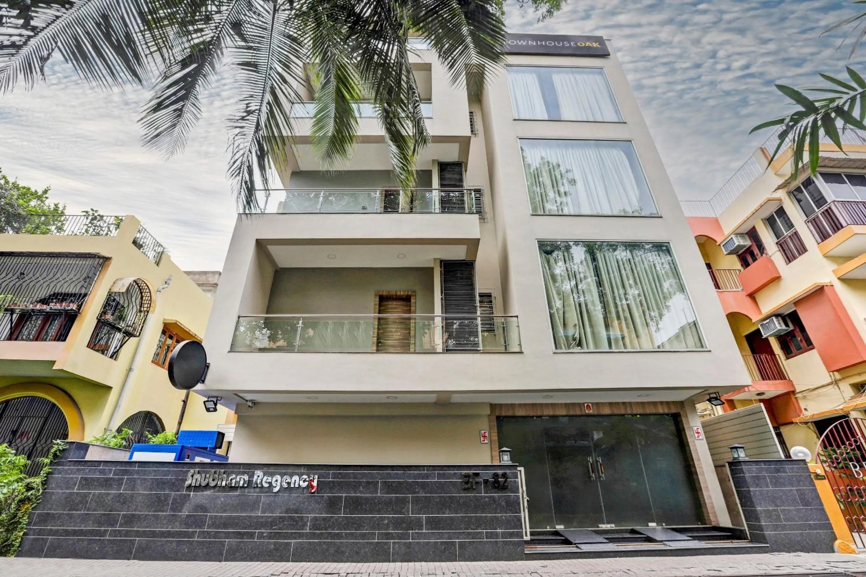 Facade/entrance in Super Townhouse OAK Shubhham Regency