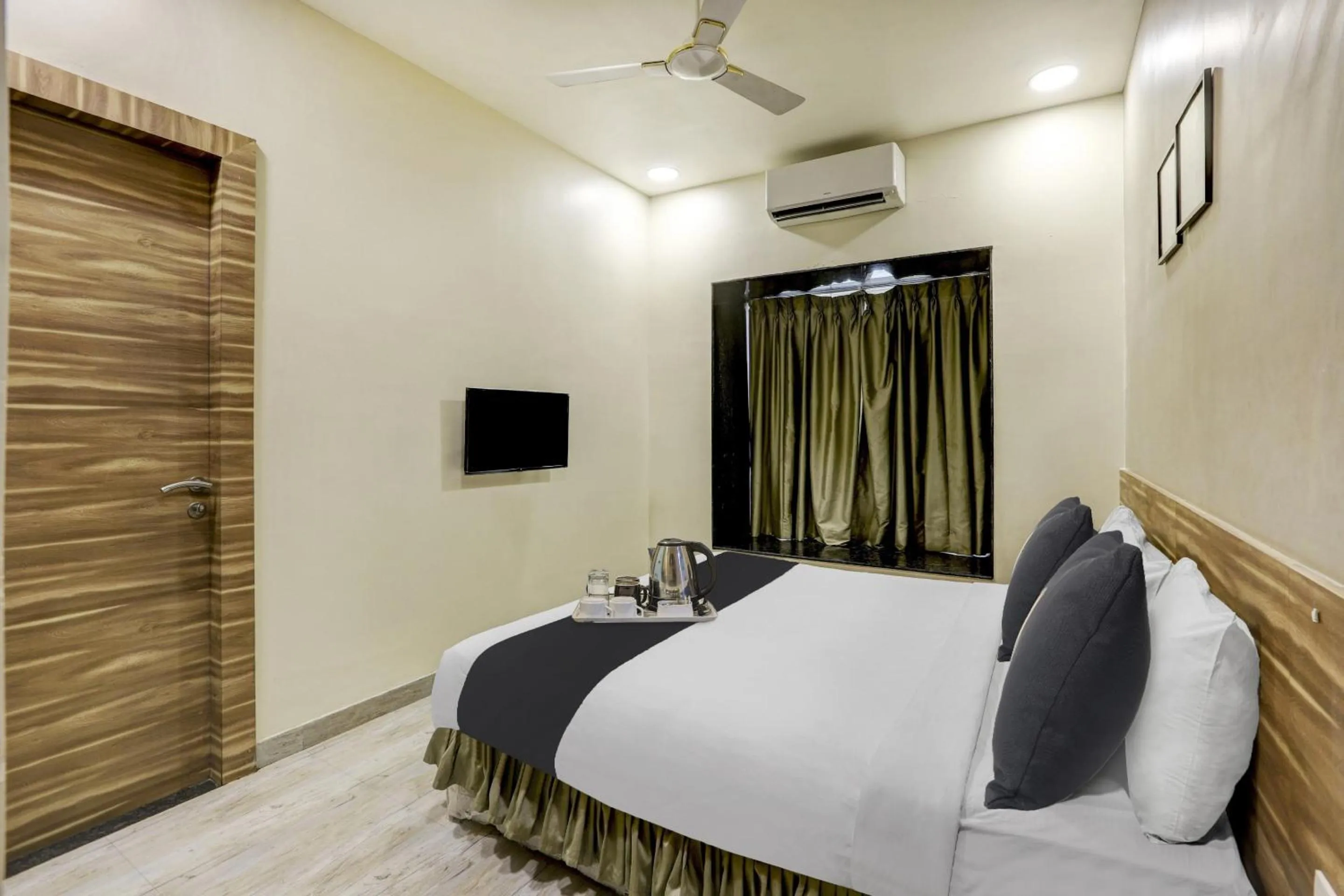 Bedroom, Bed in Super Townhouse OAK Shubhham Regency