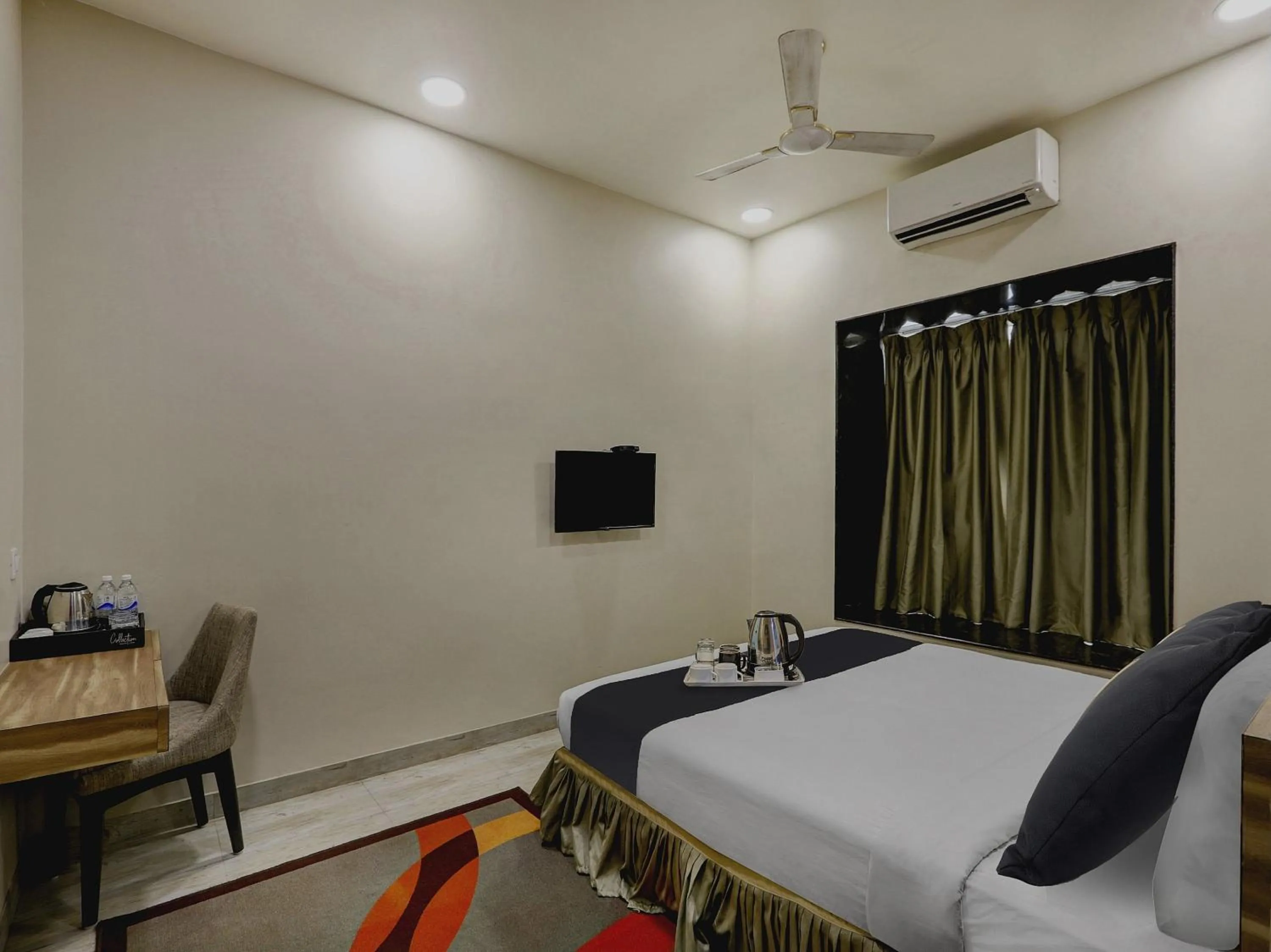 Bedroom, Bed in Super Townhouse OAK Shubhham Regency