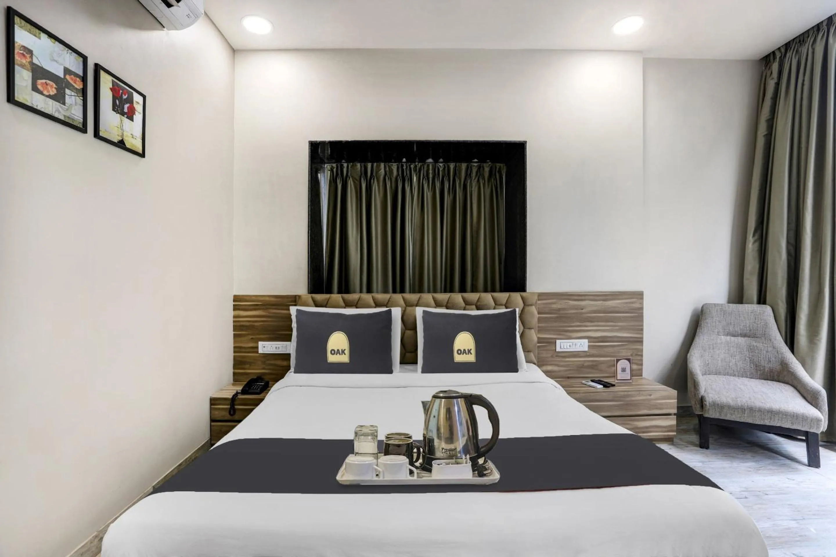 Bedroom, Bed in Super Townhouse OAK Shubhham Regency
