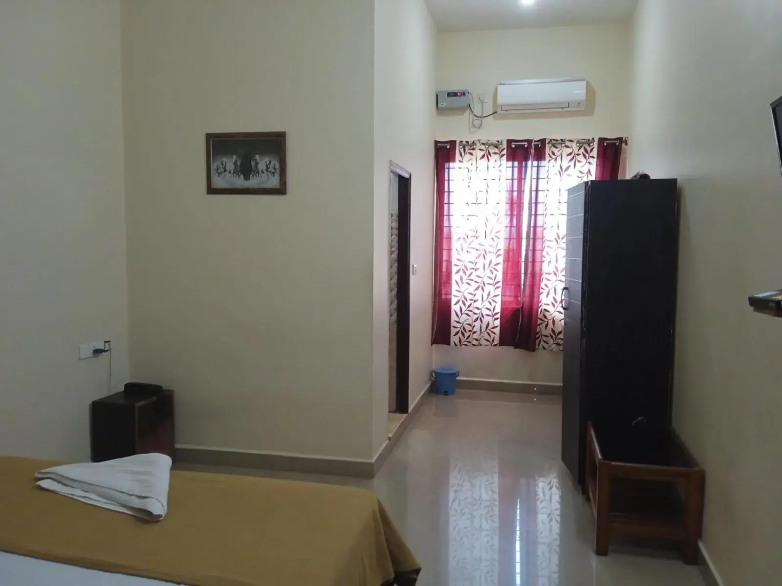 Double Room in GRAND JP INN Near 2 km from Gundlupet bus stand Double Room in GRAND JP INN Near 2 km from Gundlupet bus stand