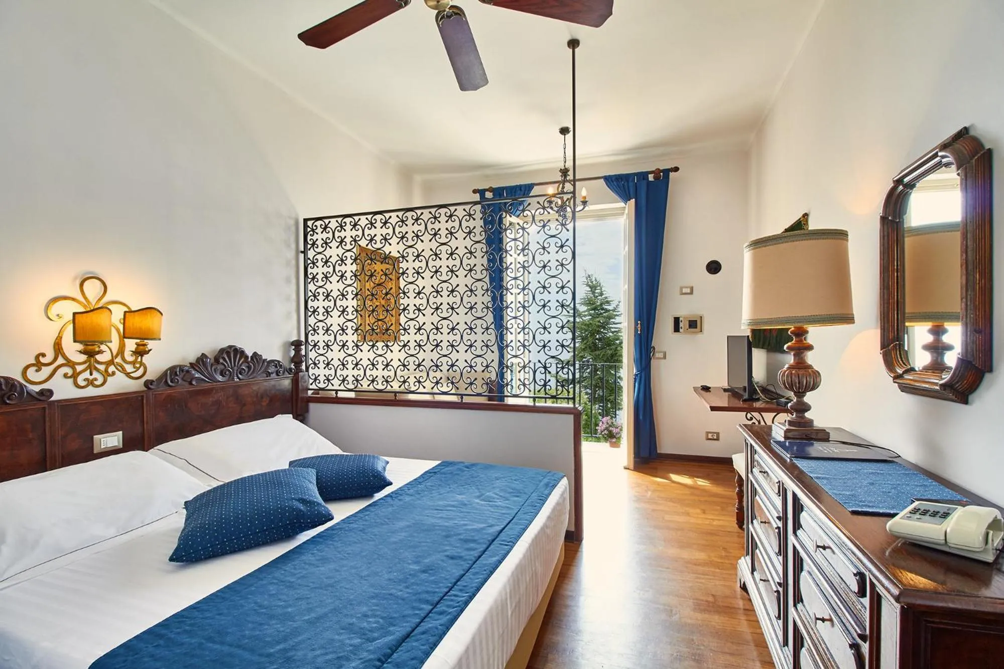 Bed in Hotel Punta Est
