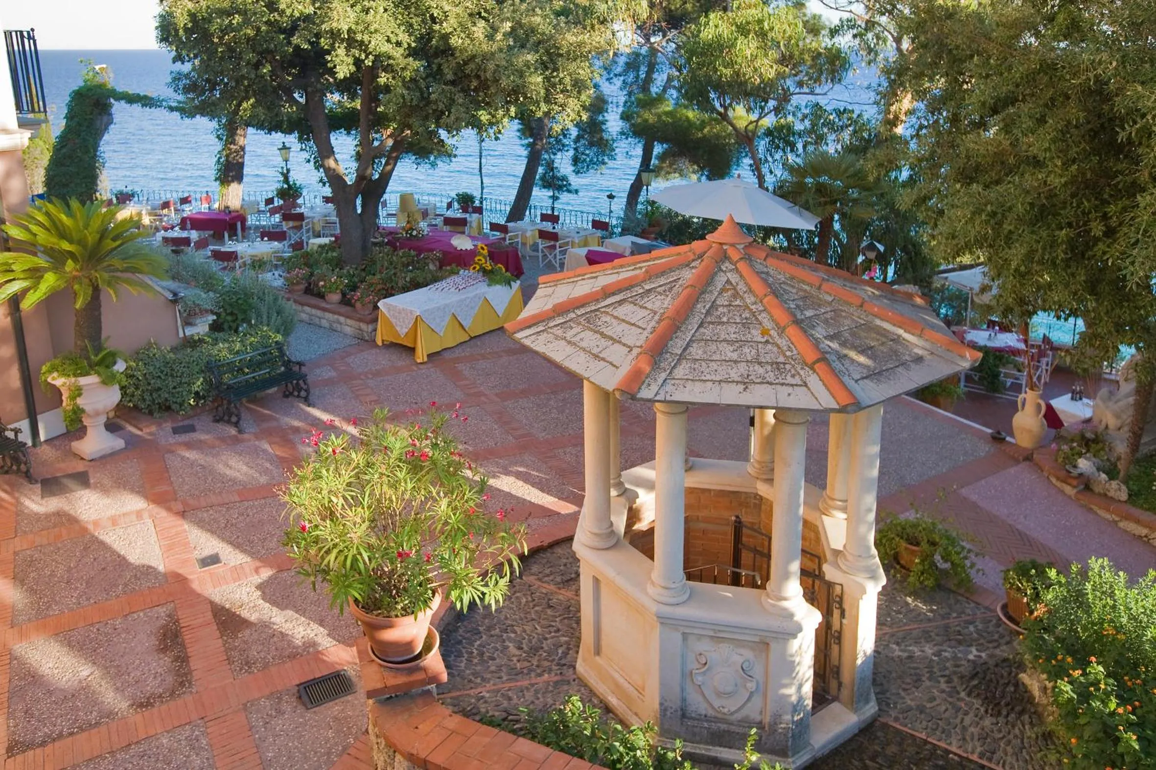 Patio in Hotel Punta Est