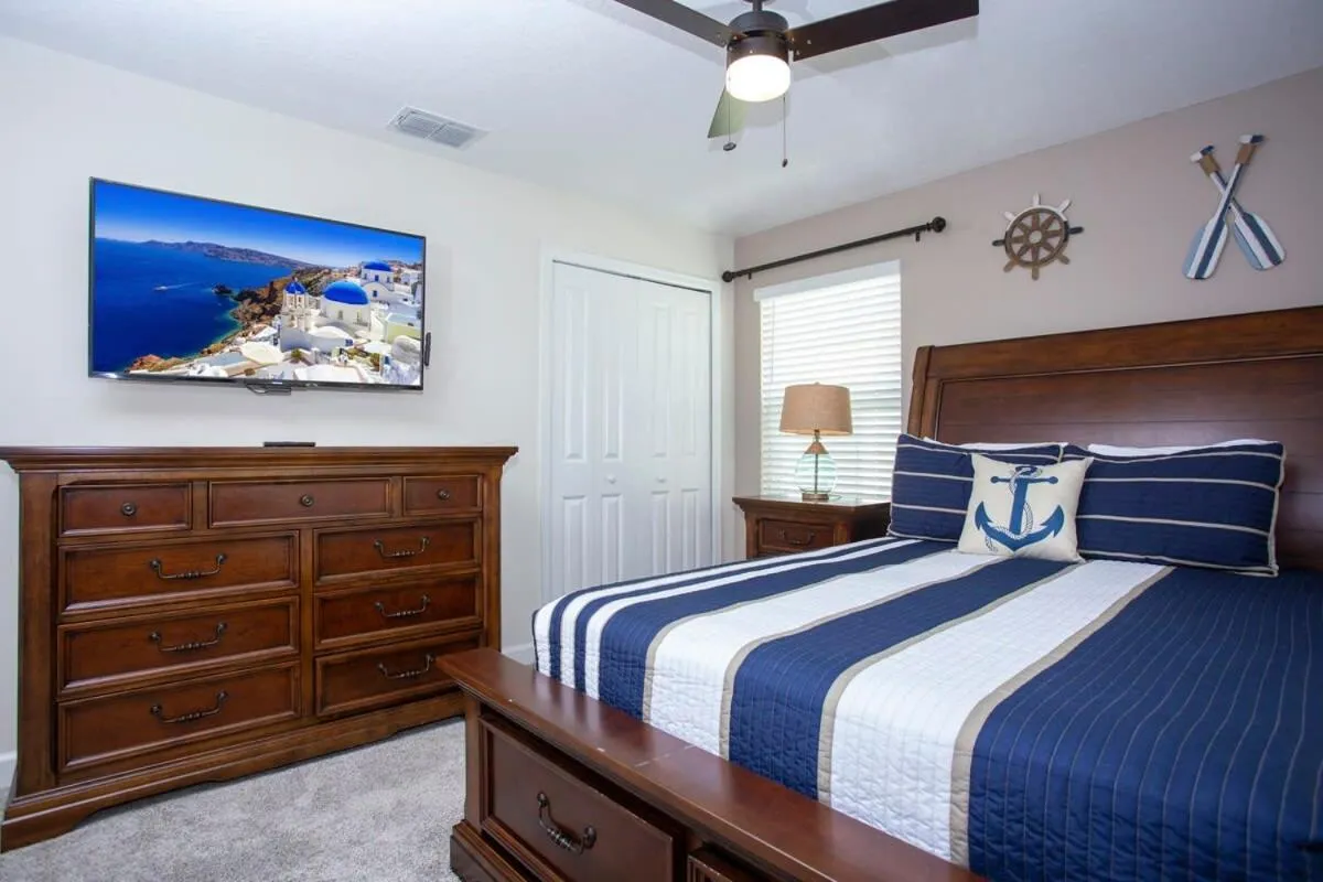 Bed in Wonderful 5 Bedroom w/ Pool Close to Disney 4801