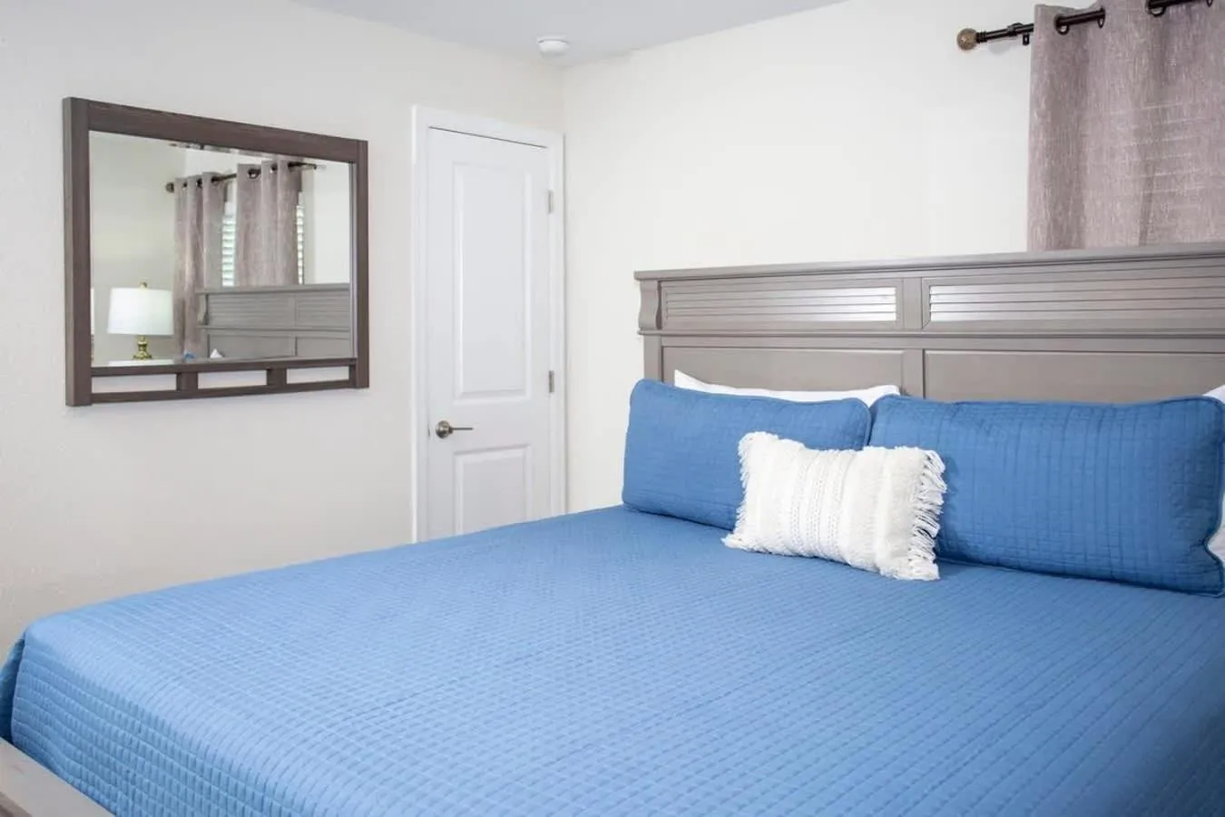 Bed in Wonderful 5 Bedroom w/ Pool Close to Disney 4801