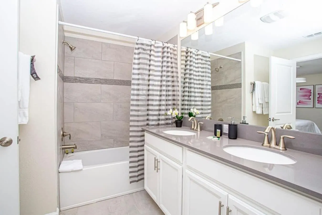 Gorgeous 4 Bedroom w/ Pool Close to Disney 4836