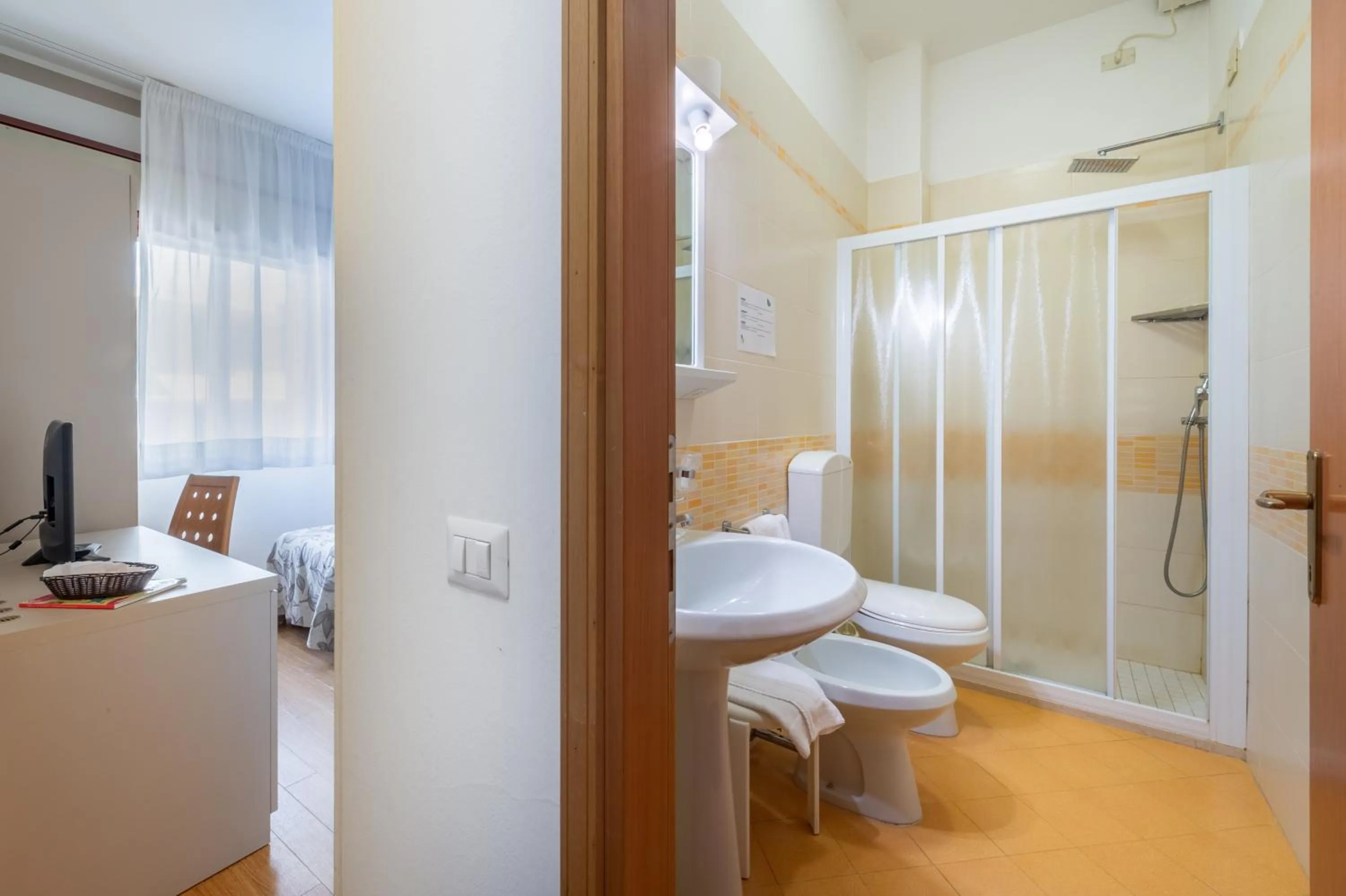 Shower, Bed in Hotel Del Corso