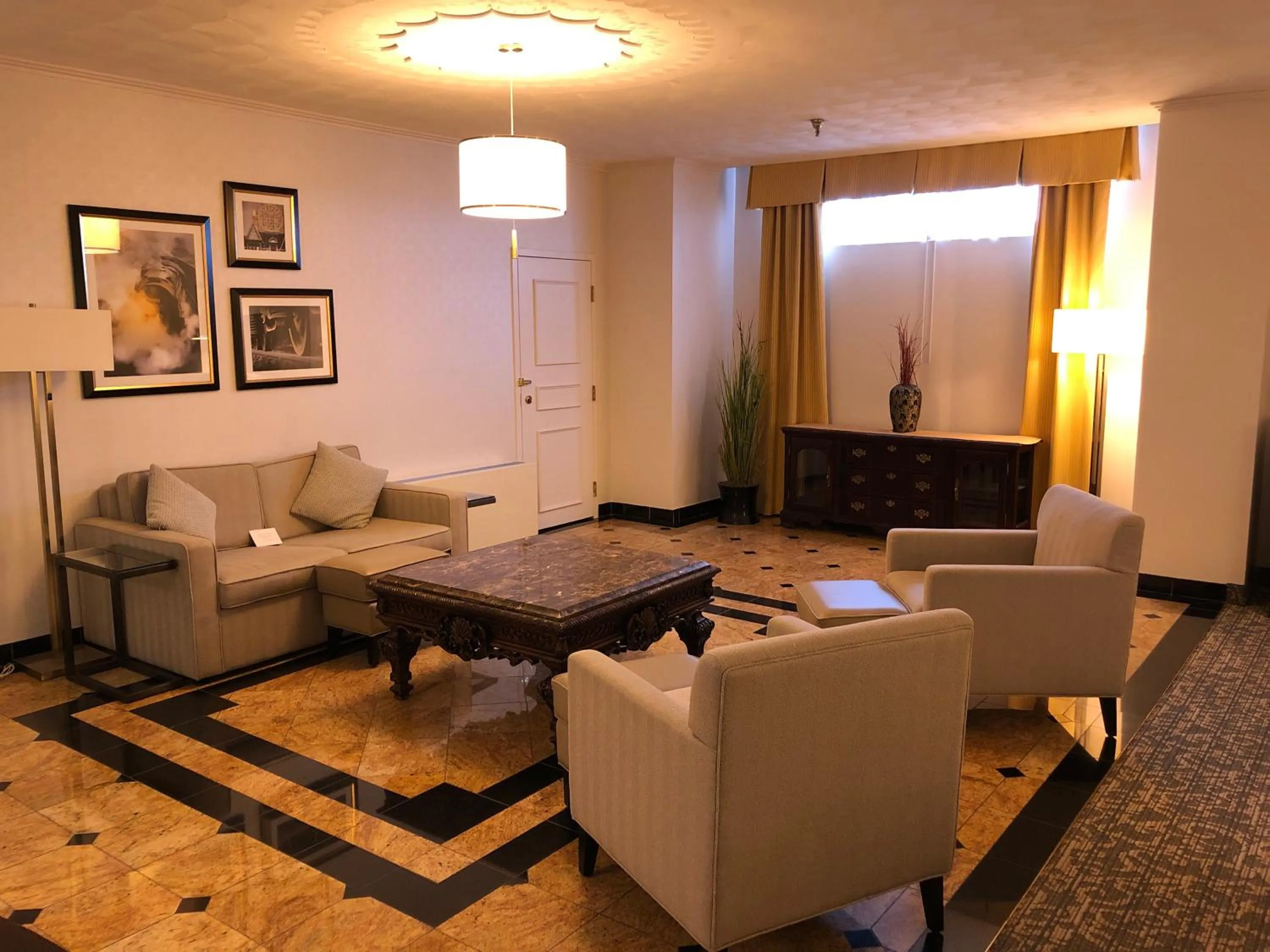 Seating area in Radisson Lackawanna Station Hotel Scranton