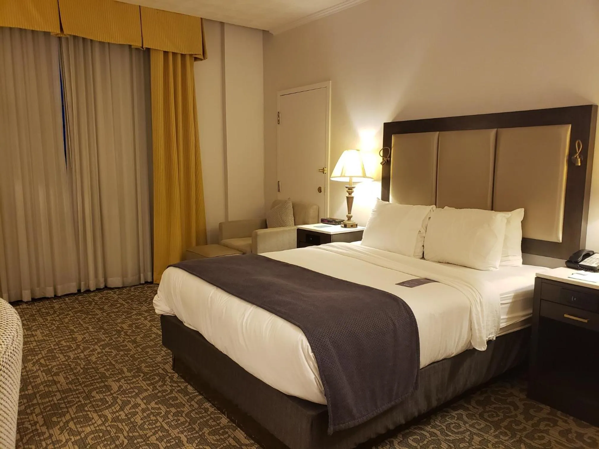 Bed in Radisson Lackawanna Station Hotel Scranton